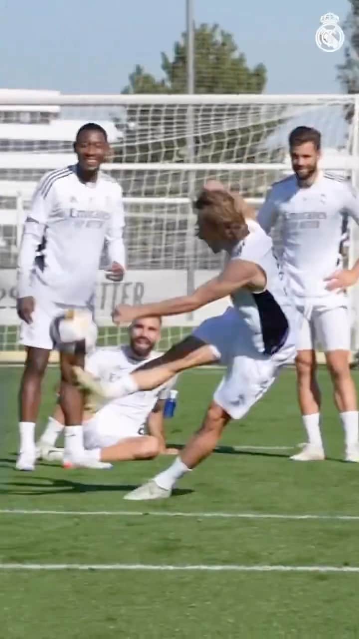 F2Freestylersのインスタグラム：「SOUND ON 🔊  When @lukamodric10 teammates bantered him for a poor touch 🤣💥  Never doubt Luka 😂🤣💪  🤍 @realmadrid   #football #soccer #luka #modric #croatia #realmadrid」