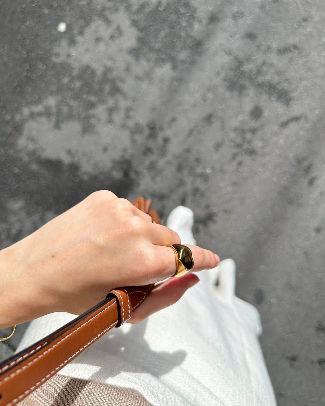 のインスタグラム：「.  💍　@loemtokyo   仕事中はアクセサリーを付けれないから お休みの時に、と思って購入💕  ブランドの想いがすごく素敵で 心惹かれた🤭🤍💍  #アクセサリー#指輪#ネックレス」