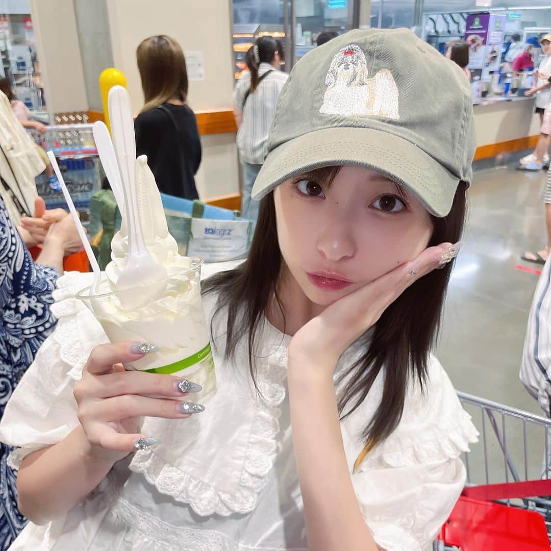 のインスタグラム：「はんぶんこしよ〜🍦♡？」