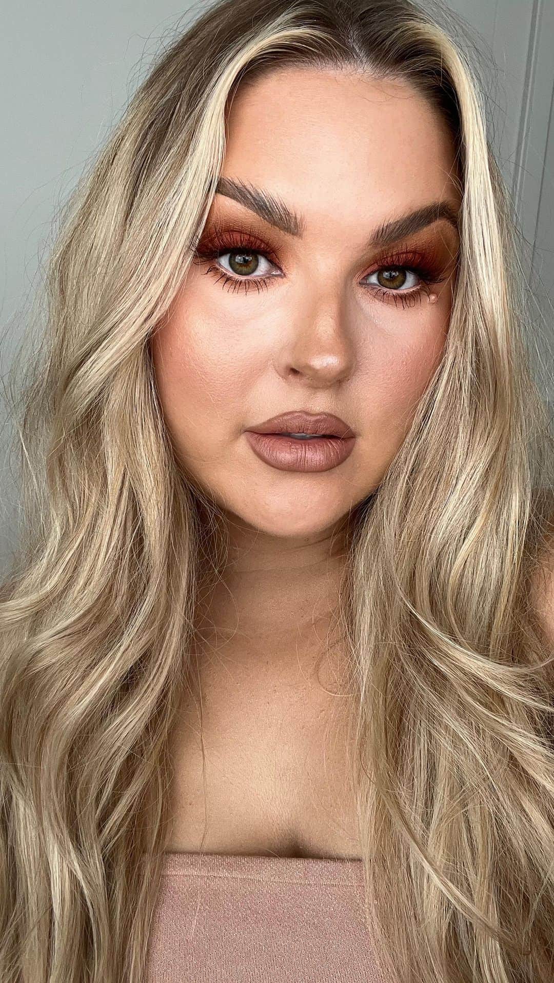 Shannonのインスタグラム：「GRWM using my new collection from @xobeautyshop 💗 ad ✨ obsessed with these tones 🪴 who picked this palette up today? 🙋🏼‍♀️」
