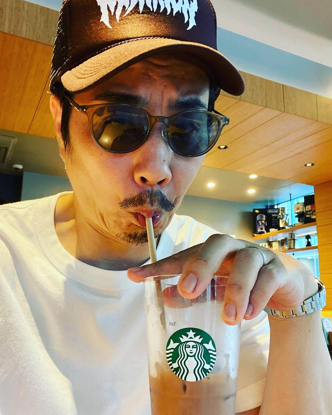 藤原一裕のインスタグラム：「汗だくで娘を習い事に送り届け、アイスココア激吸いオジサン。  #いつ涼しなるん」