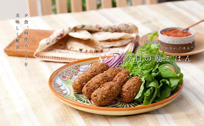 のインスタグラム：「今日の晩ごはんに『ひよこ豆のコロッケ』はいかがですか？  あこさんの『ひよこ豆のコロッケ』は、ジャガイモやお肉を使わない、ひよこ豆で作るコロッケ。つなぎに使うのはパン粉だけ。豆の食感に加えスパイシーな味わいは後を引く美味しさ！  ------------------------------ 調理時間：20分（豆のもどし時間は除く）  材料 （ 8個分 ） もどしたひよこ豆 …150g（乾燥の状態で約80g） パン粉 …30g  ＜A＞ 玉ねぎ …1/4個(みじん切り) パセリ（みじん切り） …大さじ１ 香菜(みじん切り) …大さじ1 にんにく …1片（みじん切り）  ＜B＞ クミンシード …小さじ1/2 コリアンダーパウダー …小さじ1/2 ガラムマサラ …小さじ1 ブラックペッパー …小さじ1/2 塩 …小さじ1/2 揚げ油 …適量 付け合わせ（赤たまねぎ、ルッコラ、香菜など） …適量  ＜ソース＞ ケチャップ …大さじ2 スイートチリソース …大さじ1/2 ガラムマサラ …ひとつまみ コリアンダーパウダー …ひとつまみ  ------------------------------  レシピの詳細はプロフィールリンクから！  #Kurashi #暮らし上手 #晩ごはん #レシピ #簡単レシピ」