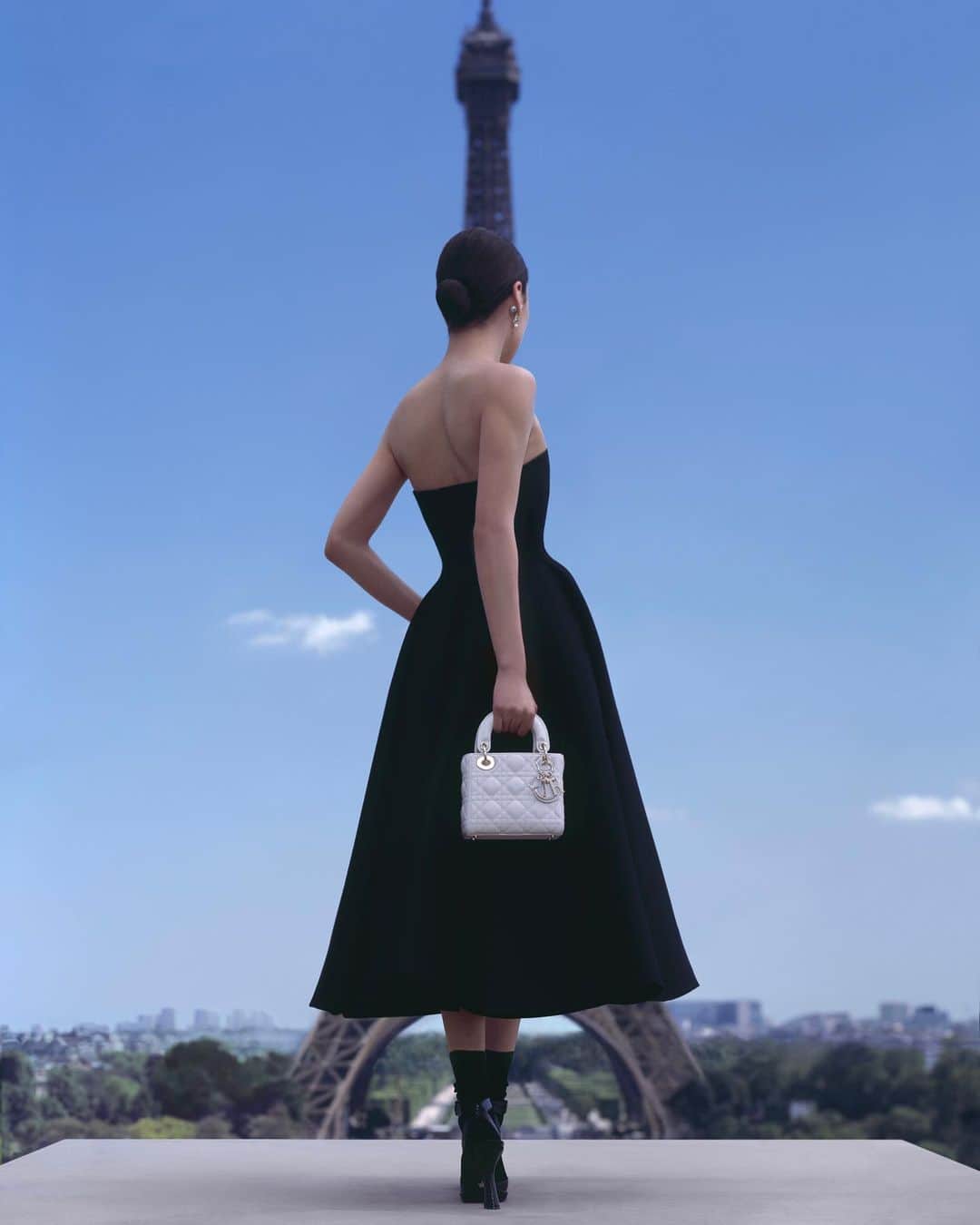 クリスチャンディオールさんのインスタグラム写真 - (クリスチャンディオールInstagram)「Juxtaposing two Parisian icons, in tribute to Monsieur Dior's passionate fascination with the City of Light, photographer @BrigitteNiedermairStudio captures the #LadyDior in front of the majestic splendor of the Eiffel tower. An emblem of refined femininity adorned with signature D.I.O.R. charms, check out new iterations of the bag, revisited in the season's Plan de Paris motif, in elegant powder beige or white versions, worn with #DiorAW23 creations by @MariaGraziaChiuri」9月12日 17時00分 - dior