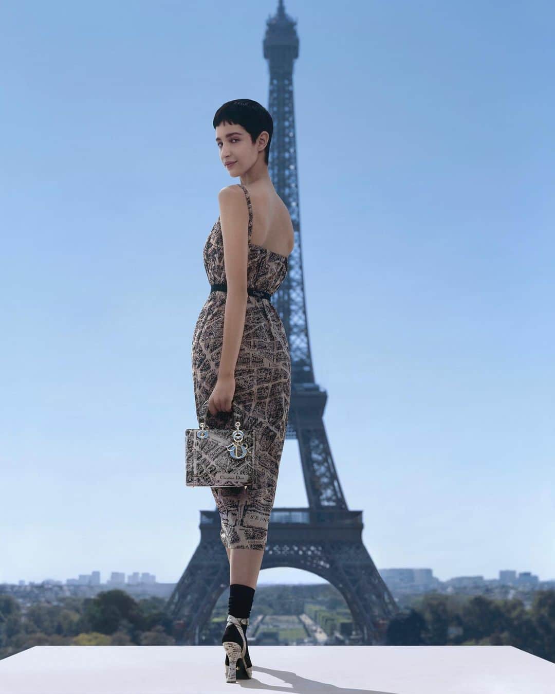 クリスチャンディオールさんのインスタグラム写真 - (クリスチャンディオールInstagram)「Juxtaposing two Parisian icons, in tribute to Monsieur Dior's passionate fascination with the City of Light, photographer @BrigitteNiedermairStudio captures the #LadyDior in front of the majestic splendor of the Eiffel tower. An emblem of refined femininity adorned with signature D.I.O.R. charms, check out new iterations of the bag, revisited in the season's Plan de Paris motif, in elegant powder beige or white versions, worn with #DiorAW23 creations by @MariaGraziaChiuri」9月12日 17時00分 - dior