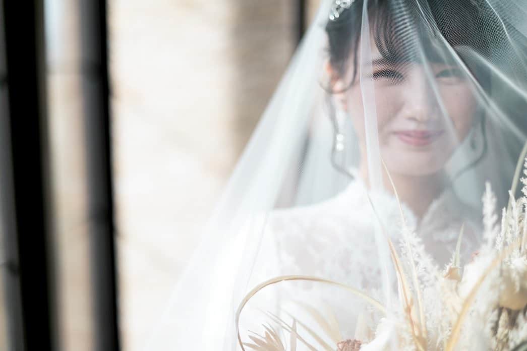 KIYOMIZU京都東山 公式さんのインスタグラム写真 - (KIYOMIZU京都東山 公式Instagram)「. クラシカルで上品さを演出する ハイネックのウェディングドレス  胸元のレースが花嫁姿をより美しく  Wedding Dress：シャルロッテ  ----------------------  @kiyomizu_kyoto_higashiyama をフォローし 【#kiyomizu京都東山】で検索してくださいね❖  #スタイルズ花嫁 #KIYOMIZU京都東山 #KIYOMIZU花嫁 #ブライダルハウスtutu #シェアーズヘアメイク #京都花嫁 #京都結婚式 #京都婚 #京都結婚式場 #卒花嫁 #プレ花嫁 #結婚式レポ #前撮り #前撮りレポ #ウェディングフォト #フォトウェディング #ウェディングドレス #花嫁コーデ #チャペル #チャペルフォト #ロングスリーブドレス #クラシカルウェディング #ティアラ」9月12日 16時25分 - kiyomizu_kyoto_higashiyama