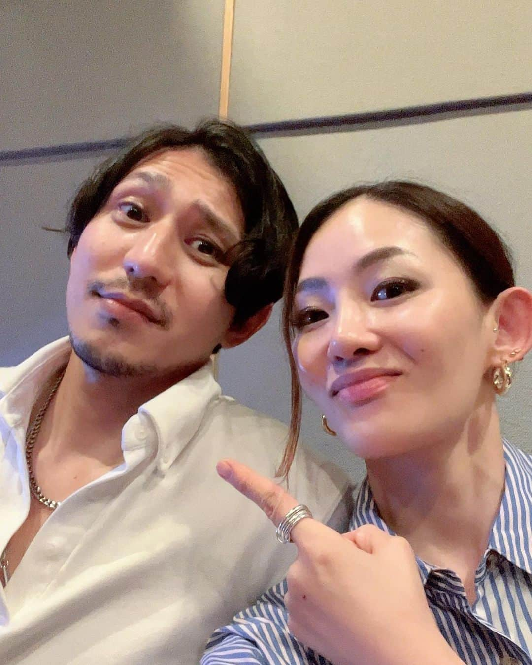 宮本美季さんのインスタグラム写真 - (宮本美季Instagram)「同じブースでレコーディングするメリットとデメリット。 メリット→細かいニュアンスを瞬時に合わせられるので、仕上がりの一体感がある。 デメリット→どっちかが間違えると即終了。 「間違えた方が間違えた数だけワイン奢るってのはどう？」「良いっすね」  結果トントンだったよね。(いや，私の方が少し多いかもな)  最強シンガー　@kai_hasegawa_the_soulmatics   #レコーディング #テンション高め #仕事早い #高音お化け」9月12日 16時26分 - mikivoice