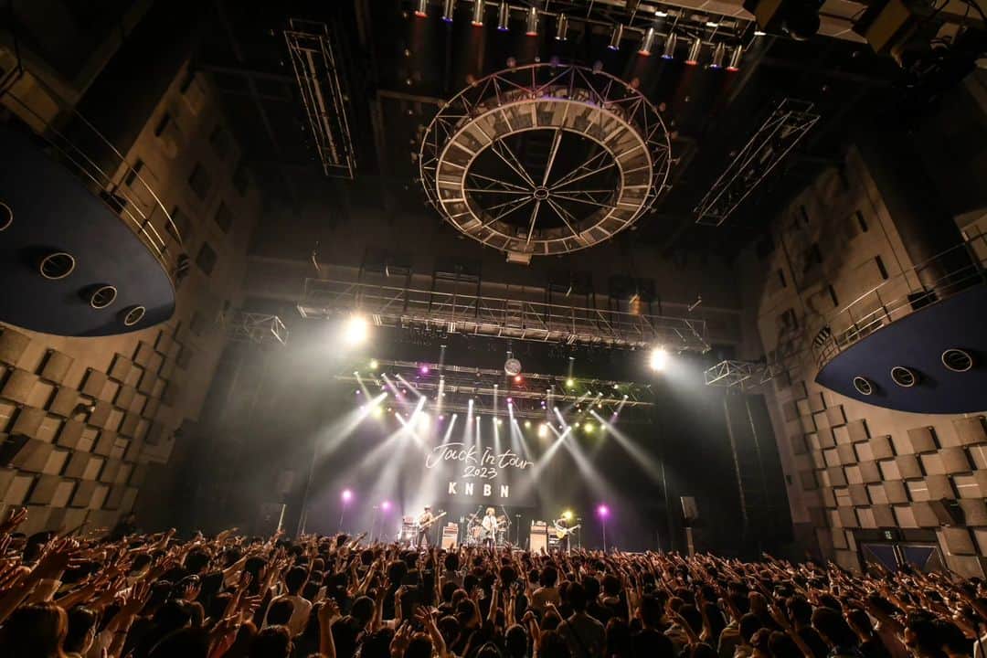 KANA-BOONのインスタグラム：「⁡ ⁡【KANA-BOON Jack in tour 2023】⁡ ⁡⁡ ⁡2023.08.04 なんばHatch ⁡with KEYTALK ⁡⁡ ⁡Thank you 大阪！✨⁡ ⁡⁡ ⁡photo by @azusatakada_photographer ⁡⁡ ⁡⁡⁡ ⁡#KEYTALK  ⁡#KANABOON⁡ ⁡#KBジャックインツアー ⁡」