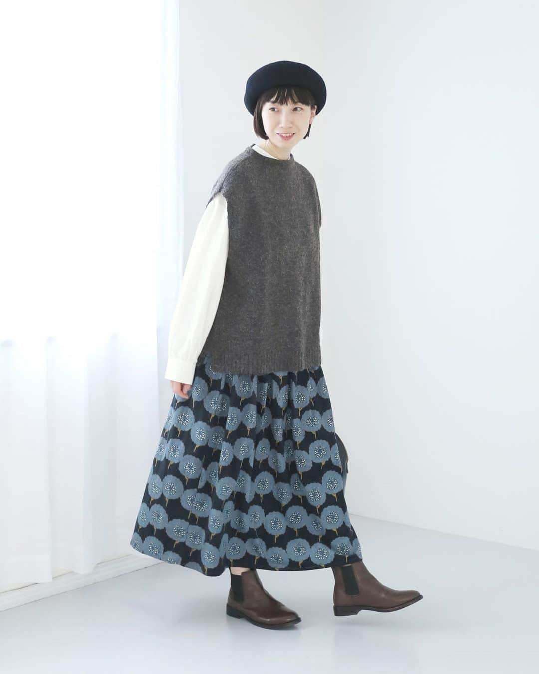 ナチュランのインスタグラム：「【 暮らしの服 】秋の主役スカート。  ・  おしゃれが一番たのしい季節がすごそこまで来ています。  今週は、いまの季節にぴったりな主役級スカートを特集。  コーデュロイや起毛など、長く着られる素材を中心に、秋冬らしい色柄のアイテムをセレクトしています。  モデル身長：158cm  -----------------------------  🦔COORDINATE 01  ■LITTLE MARKET ボーダーフラワースカート ¥6,050 ネイビー[ 注文番号：FRL-4A83-3115-A ]  ・  🦔COORDINATE 02  ■American Fudge チェックギャザースカート ¥6,490 ブラック[ 注文番号：LUF-4A83-3205-A ]  ・  🦔COORDINATE 03  ■unii とりコーデュロイコクーンスカート ¥8,690 ブラック[ 注文番号：PUL-4A83-3258-A ]  ・  🦔COORDINATE 04  ■cloudnine コットン微起毛裾カーブシャツあき仕様スカート ¥4,290 ブラック[ 注文番号：NON-4A83-3229-A ]  -----------------------------  ▶️商品詳細やお買い物は写真のタグをタップ またはプロフィール（@natulan_official）から 「ナチュラン」のサイトにアクセスして 注文番号や商品名を検索してみてくださいね。  #lifewear #fashion #natulan #今日のコーデ #コーディネート #ファッション #ナチュラル #ナチュラン #日々の暮らし #暮らしを楽しむ #シンプルライフ #デイリーコーデ #プチプラコーデ #大人のプチプラ #大人カジュアルコーデ #大人服 #おしゃれな人と繋がりたい #スカート #スカートコーデ #柄 #チェック #花柄 #コーデュロイ #ニット #秋コーデ #natulan_official.」