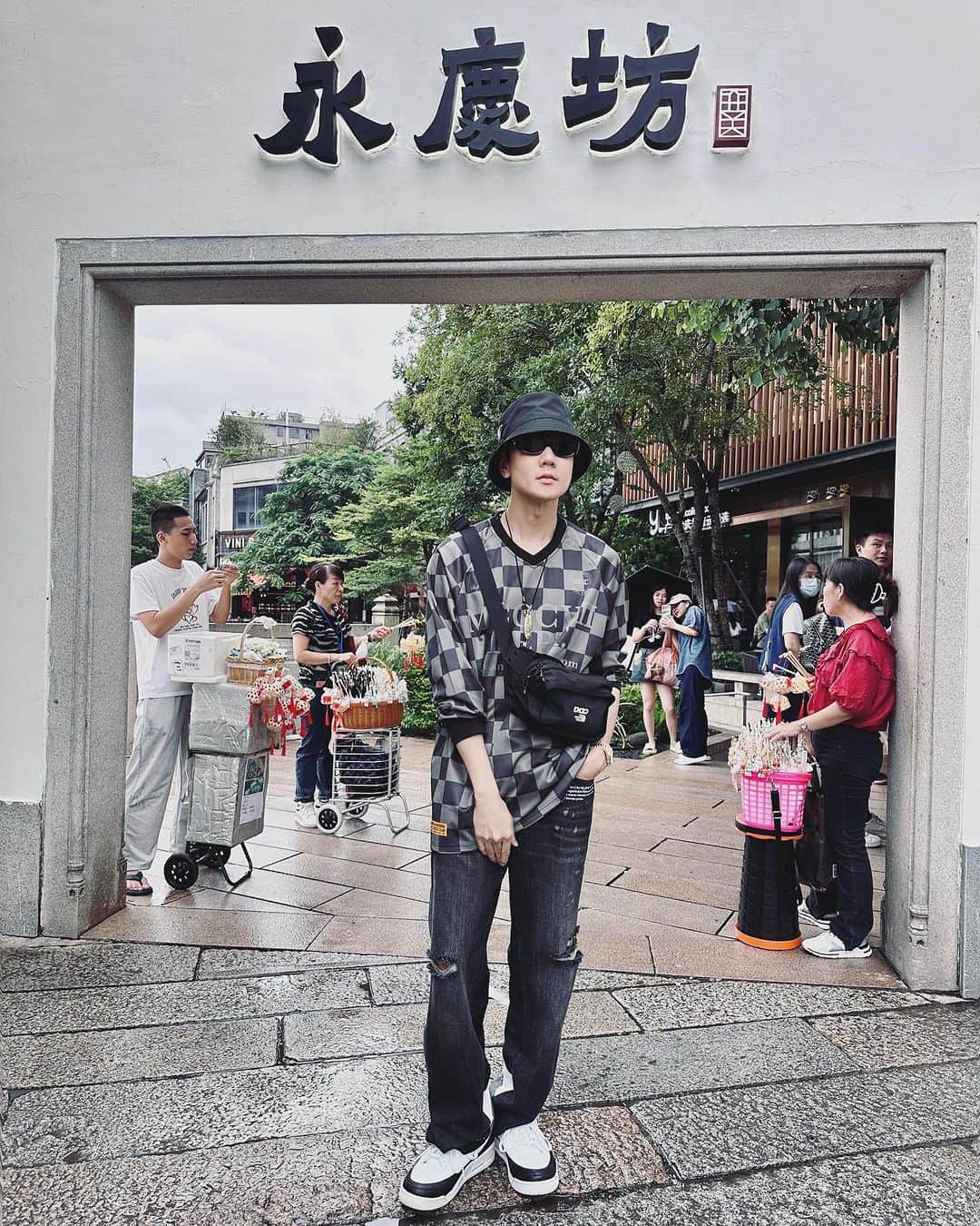 林俊傑さんのインスタグラム写真 - (林俊傑Instagram)「Guangzhou, Bruce Lee’s hometown  廣州，李小龍的故鄉  #roadtoJJ20 #belikewater」9月12日 16時30分 - jjlin