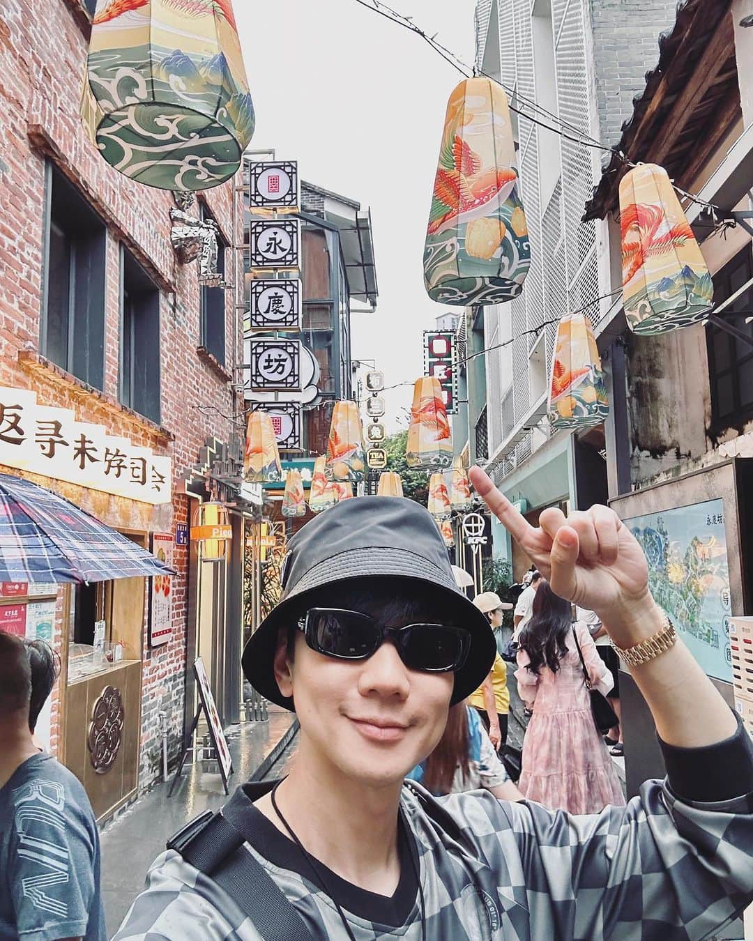 林俊傑さんのインスタグラム写真 - (林俊傑Instagram)「Guangzhou, Bruce Lee’s hometown  廣州，李小龍的故鄉  #roadtoJJ20 #belikewater」9月12日 16時30分 - jjlin