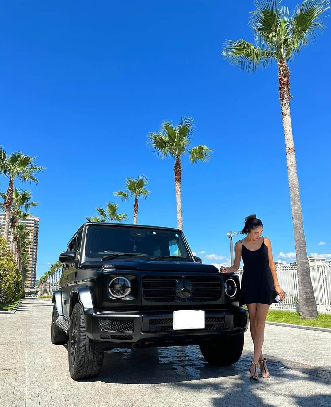 七菜香さんのインスタグラム写真 - (七菜香Instagram)「G class🚘🖤  旦那さんの愛車を運転するのも慣れてきた🥰  男の人って車をころころかえて楽しむけど、 いちいち愛着がわく私は手放す時毎回寂しくなる.😂 この前も娘と2人で泣きました.ww 感情豊かで涙脆いのがそっくりで可愛い👧🏻😂💕  #gclass #mercedeslovers #mercedesbenz #mercedesgclass #g400d  #愛車 #限定車 #女の子ママ」9月12日 17時30分 - nanaka0118