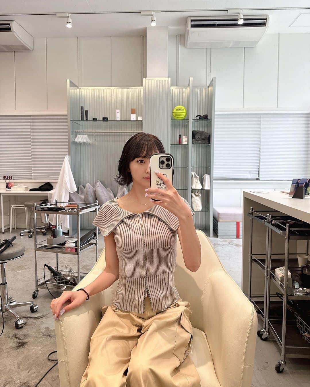 のインスタグラム：「最近はちょっと髪色落ち着いてる👩🏻 ハイトーンもしたいけど 今もお気に入り… みんなはどっちが好き？🦭」