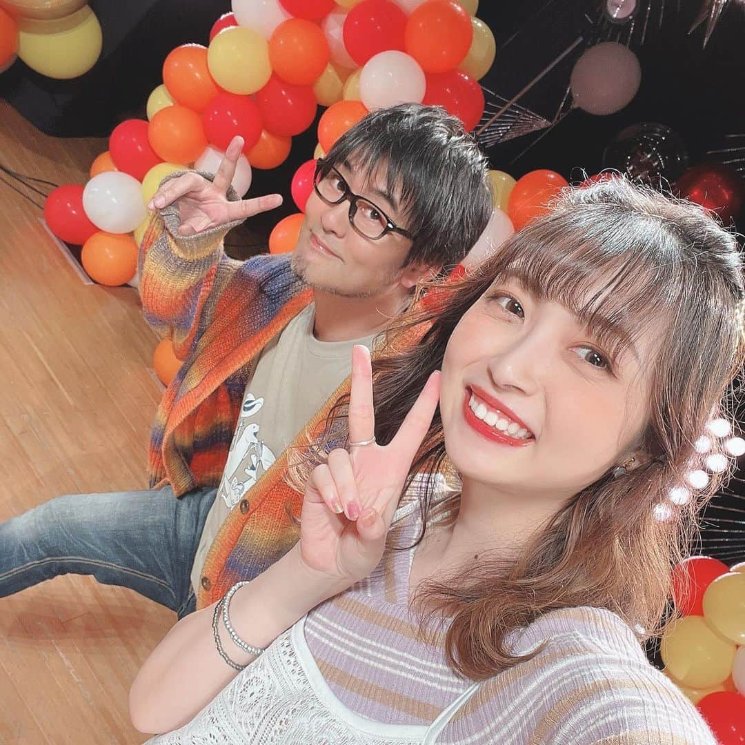 吉岡茉祐さんのインスタグラム写真 - (吉岡茉祐Instagram)「まいせんフェスday3 二部🎙️  すでにヘトヘトで始まった第二部。 この日の疲労感は本当にすごかったです。 後世に語り継げる。笑 まぁ、朝ジム行って早起きしすぎてるのも要因なんですが…  この回うたったのは、  星のオーケストラ / sajiさん 創聖のアクエリオン / AKINOさん オレンジサイダー / LiSAさん WINDING ROAD / (絢香×コブクロ)さん  でした！！  アコースティックパーティであることを忘れていたわけではないのですが… 思ったより力強い曲が多くなってしまいまして… でも結果、私らしい構成にできたなって！！ 全編アコースティックだったら、ガラッと変わったかもですね。  亜咲花ちゃんと歌えたのは嬉しかったなぁ〜 いつかのバースデーの時に来てくれて、一緒にカラオケしたけど、改めて歌声を聞いて、プロの凄さ感じたなぁ… それでいて私の歌好きって言ってくれるのも本当ありがたいし…♡  鷲崎さんのギターはいつ聴いてもいいですね〜 ラジオ収録の時には出ない空気が、出せたかなって思ってます☺️ サバ缶もよろしくお願いします(何言ってるか分かんない人は是非スタイルモード 聴いてくださいね笑)  この回、みんな終わってからのグルーヴ感？みたいなものがすごくて、ラスト一曲の良さにずっと楽屋が沸いていました。  こういうライブの締め方ができると強いんだよな〜って、私は思います。 またみたいと思ってもらえる&私たちもまたやりたいと思える相互関係、みたいな。 やっぱこれも、まいせんフェスのいいところ👍  #まいせん #亜咲花 #鷲崎健 #青山吉能 #野村麻衣子 #吉岡茉祐 #吉岡自撮り頑張るってよ」9月12日 16時33分 - yoshioka_mayuc