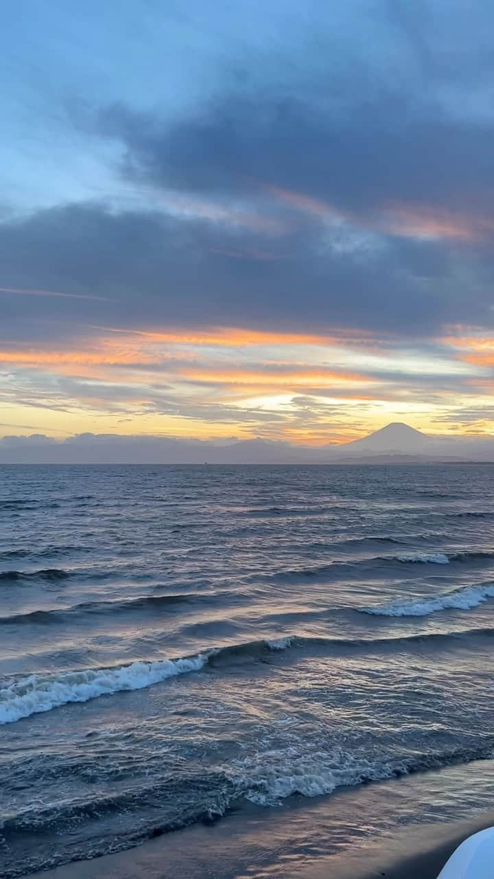 杉山明子のインスタグラム：「海と夕日✨ 最高のコラボ❤️  美しい地球…  #海　#ピーチ　#夕陽　#夕日　#夕焼け  #江ノ島　#片瀬江ノ島  #夏　#夏の終わり　#夕暮れ  #片瀬江ノ島海岸　#片瀬江ノ島西浜 #片瀬江ノ島西浜海岸  #海水浴　#富士山  #美しい地球」