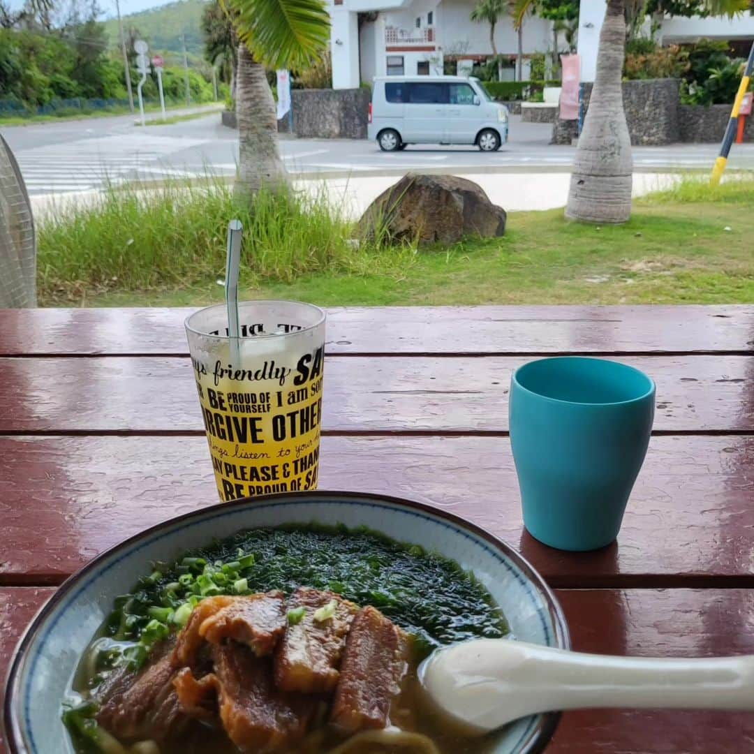 小椋ケンイチ(おぐねー)さんのインスタグラム写真 - (小椋ケンイチ(おぐねー)Instagram)「お尻の画面から失礼致します😁w 僕の大好きな場所、大切な場所 久米島についてお話します💓🌴☀️ かれこれ10年くらい前になるのかなー初めて久米島に行ってから✨ テレビの仕事もイベントの仕事も忙しくてなかなかお休みが取りづらい状況で沖縄本島には何十回と行ってるし友達もたくさんいるけど ちょっと電源オフりたいなーなんて思ってた時に 久米島を見ていたら 久米島では地中600メートルから数千年前のお水が濾過された海洋深層水というピュアウォーターを汲み上げている そしてそのお風呂にスパで入れる‼️ってのを知り 久米島行きを決めました✈️ ただそれだけ そして石垣も宮古島も行ったけど一番大きな島、久米島には行ったことがない‼️という理由です✨ だからこそ 着いたとたん携帯なんてカメラ機能のみ使って インスタもニュースもYouTubeも全くシャットアウト✨ 無理やりじゃなくて自然にそうなっちゃうくらい 海が綺麗 砂浜が綺麗 波の音が気持ちいい 頭の中オフ📴✨ 一瞬で自然の中に溶け込める所です✨ 観ていただいてわかるようにほとんど人がいない海岸🌊 普通ーに人もいないのですw ビーチパラソルなんてもってのほかw こんなに沖縄の自然を独占出来る場所が今日本の中にどれだけありますか？と思うくらい貴重な景色がここにはあります😌✨ 久米島の海は独特で 久米ブルーと言われるだけあり独特の深いエメラルドグリーン✨ 魔力的です✨ ウミガメは一年中見ることが出来ます‼️🐢✨ 深層水を使った車エビの養殖は日本1だし🦐 今回は久米島でダイビングも初体験‼️ 珊瑚礁の美しさは表現しきれません。 コンビニも一件しかないし信号も5つあるかしら？ 歯医者さんもない ナイナイづくしだからこそ 自然に溶け込んで時間を忘れて 今回は誕生日に絡めての久米島旅行だったので 久米島の役場の皆さん 久米島で深層水を使ったり沖縄の美容成分で化粧品を作っているピュールポイントさんの皆さんとでお祝いして頂きました✨ 人もホントに親切、のんびりw 三日間一度も部屋のテレビも着けませんでしたw 何にも無いところだから なんか自分で見つけてやる 自分のしたいことだけやる 大人のリトリートにふさわしい島だなーと今回も改めて感じました‼️ 来るたびに発見があります！ 皆さんも是非久米島に一度訪れてみては🌴💓 #イーフービーチホテル」9月12日 16時37分 - kenichi_ogura