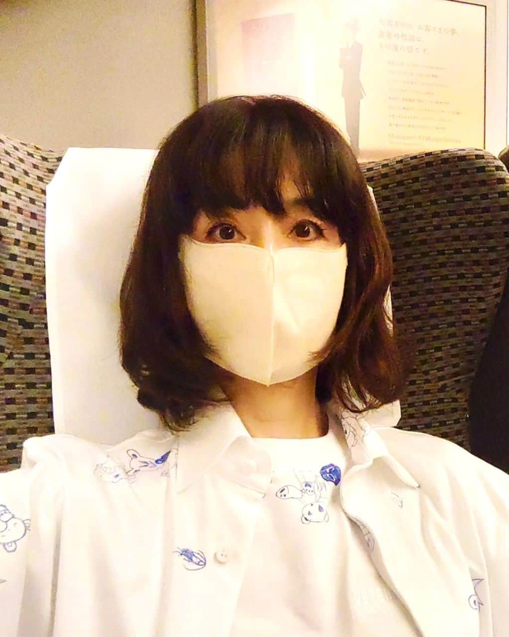 大地真央さんのインスタグラム写真 - (大地真央Instagram)「只今、名古屋に向かってます🚄 夕方から場当たり稽古をやって、 明日は『最高のオバハン中島ハルコ』の初日🎊 「ハルコさん」の地元で、 いよいよ開幕です‼️*\(^o^)/*  #新幹線 🚄 #名古屋 #最高のオバハン中島ハルコ 🌹 #最高のオバハン #中島ハルコ #舞台ハルコ #御園座 #9月13日 〜9月20日 #博多座 #9月27日 〜10月3日 #レクザムホール #10月7日 〜10月8日 #新歌舞伎座 #10月12日 〜10月15日 #長野市芸術館 #10月19日 〜10月20日 #トーサイクラシックホール岩手 #10月25日 〜10月26日 #やまぎん県民ホール #10月28日 〜10月29日 #大地真央 #MAODAICHI」9月12日 16時41分 - daichimao_official