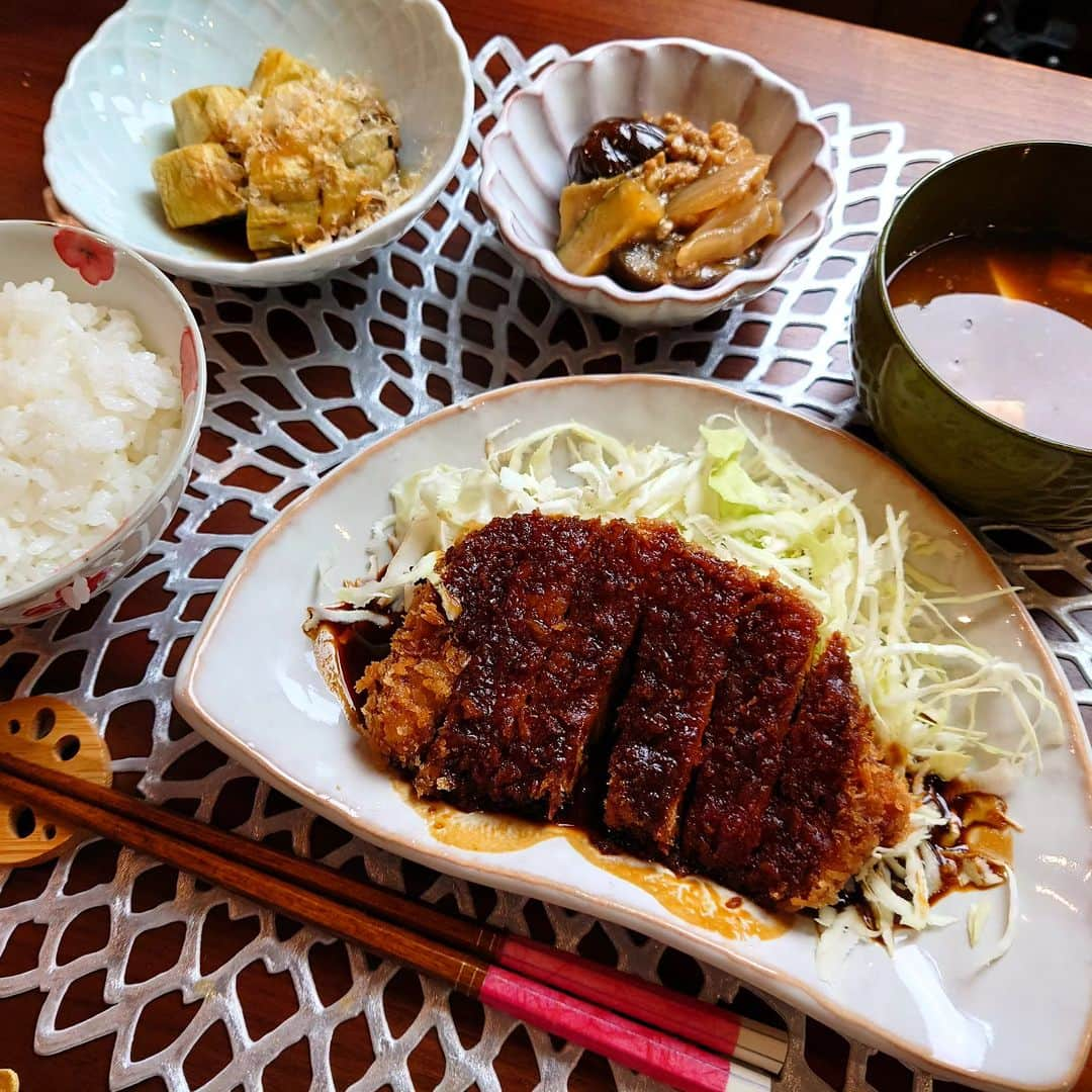 佐藤実絵子さんのインスタグラム写真 - (佐藤実絵子Instagram)「ごはんのきろく🍚  昨日のご飯です！味噌カツ！  日清の、小麦粉も卵もいらないパン粉っていうのを試しに買ってみてね、たしかにすごい！あのめんどくさい衣付けが秒で終わる！ でも何が入っててどう言う仕組みなのかが気になるなー。  秋茄子が採れ過ぎて、副菜が麻婆茄子(残り物)の隣が焼き茄子になってしまった🤣毎日なす食べてるよ🤣  ちなみに2枚目は娘ごはん♥ 娘はとんかつじゃなくてささみフライにしましたー！子供って意外なものが好きで、例えば娘は、焼きそばに入ってるキャベツ、きらーいと言ってよけるのに、千切りキャベツは好きらしい。笑 多分同じ野菜だと認識してない😅ちなみに卵焼きも食べてくれないよー。美味しいのにね🙄  #みえこごはん #ふたりごはん #おうちごはん #おうちごはんlover #しあわせごはん #家庭料理 #献立 #デリスタグラム #デリスタグラマー #てづくりごはん365 #フーディーテーブル #うつわ好き #foodstagram #japanesefoods」9月12日 16時45分 - mieppp624