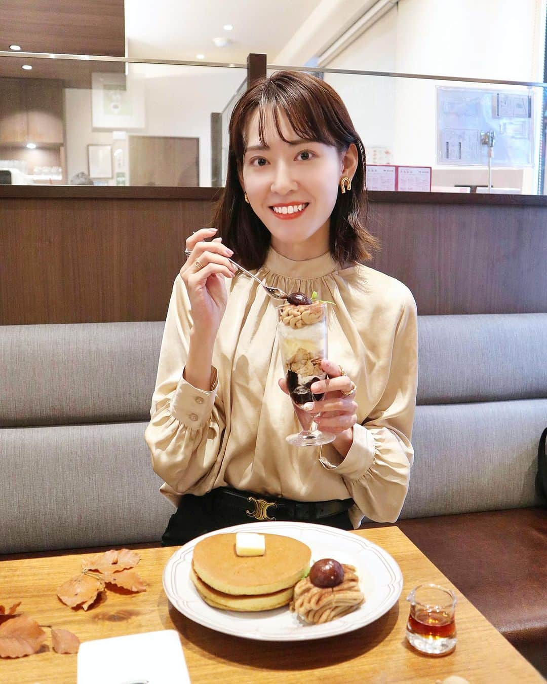 高橋晴香のインスタグラム：「珈琲館にて☕️ ⁡ ⁡ ここ店内ゆっくり寛げるし、落ち着くんだよね☺️ ⁡ ⁡ 先日新商品試食会にご招待して頂き、一足お先に食べてきたよ🤍 ⁡ ⁡ 秋の季節限定メニュー、大人の栗スイーツが登場🌰 ⁡ ⁡ 9月14日（木）に発売される、オリジナルの濃厚なイタリアンマロンクリームを贅沢に使用した「モンブランホットケーキ」と「マロンのシンフォニー」🤎 ⁡ ⁡ 栗が大好きな私🫶 ⁡ ⁡ 2商品ともオリジナルのマロンクリームにこだわっていて✨ ⁡ ⁡ イタリア産の栗がふんだんに配合されてて、 コク深く濃厚でありながら、なめらかな口溶けに♡ ⁡ ⁡ ☑︎モンブランホットケーキ🥞🌰 ～イタリアンマロンクリーム使用～　  ⁡ 専用の銅板で丁寧に焼き上げられたホットケーキに、手絞りのイタリアンマロンクリームに渋皮栗を乗せてモンブラン仕立てにし、バニラアイスと共に添えた一品🍨 ⁡ モンブランとホットケーキの組み合わせ最高❣️ ⁡ ココアパウダーのほろ苦さがイタリアンマロンクリームとマッチして、上品な大人な味わいだった🥹 ⁡ ⁡ ☑︎マロンのシンフォニー🌰 ～イタリアンマロンクリーム使用～　  ⁡ お店手作りの炭火珈琲ゼリーに、ホイップクリーム、玄米フレークやバニラアイスを重ね、イタリアンマロンクリームをたっぷりと絞り、パフェ仕立てに💖 ⁡ 層ごとに異なる食感や味わい楽しめて、やみつきになりそう😋 ⁡ ⁡ ⁡ どちらもオリジナルの濃厚なイタリアンマロンクリームを贅沢に楽しめるよ✨🌰 ⁡ ⁡ 栗好きな方はたまらないと思う👌🥰 ⁡ ⁡ ⁡  @coffeekan_official  ⁡ ⁡ #珈琲館 #喫茶店 #レトロ喫茶 #カフェ #ホットケーキ #栗 #マロン #栗スイーツ #sponsored #マロンスイーツ #イタリアンマロン #パフェ #モンブランホットケーキ #マロンのシンフォニー」