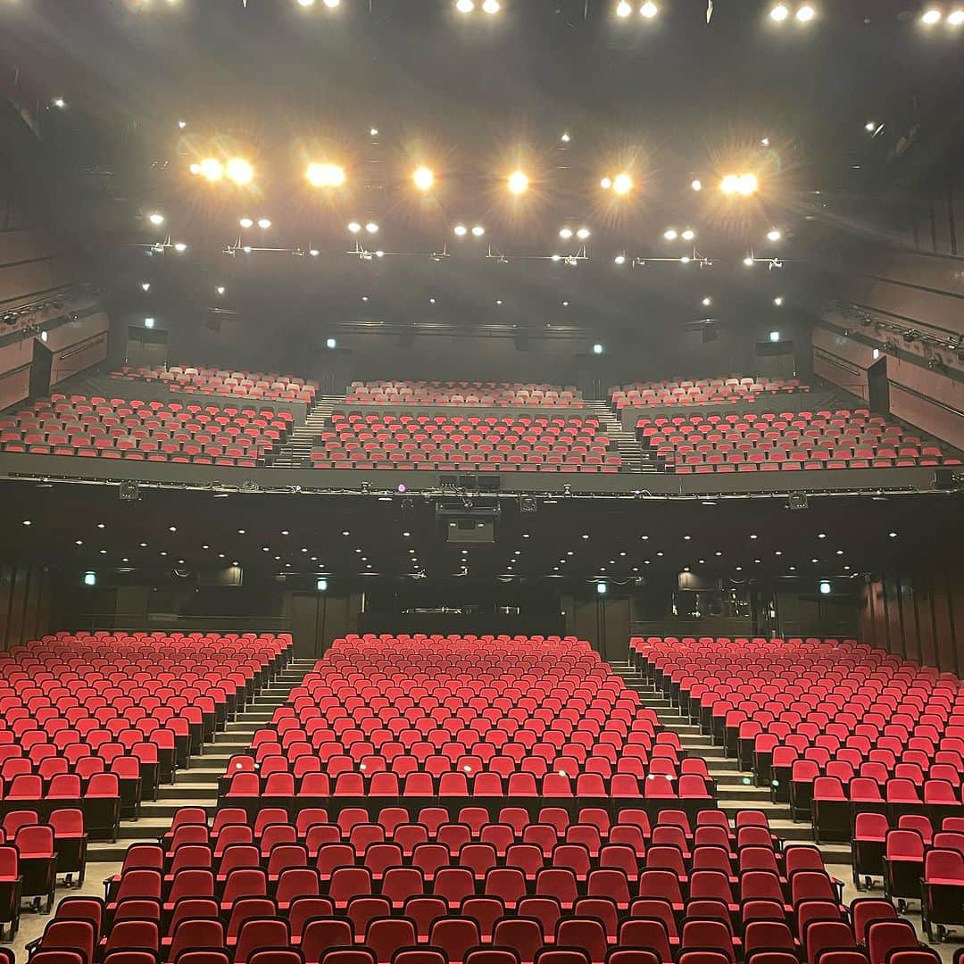大和田美帆のインスタグラム：「. 9/17(日)は私のデビュー記念日。  #大和田祭り の一環で  当日の夜の22:30から 【限定Instagram】でインスタライブをします。  皆さまの質問になるべく答えていく予定です^_^ (限定Instagramで質問募集中！)  あの人がいなければ今の私はいない！ そう思える人がたくさんいます。  出逢いに本当に感謝です。  だからこそ今私と関わってくれてる 全ての人にも感謝です。  これからの私に必ず関わってくるはずだから。  ２００３年のあの日、大学１年生の時 山手線に乗って帰宅中に 親友からのメール。  「小池修一郎さんって知ってる？」  知ってるも何もエリザベート大好きだしPUCKもJFKも失われた楽園なんて何百回ビデオ見たか。  急いで代々木で降りてホームで電話したこと、鮮明に覚えています。  あの時オーディションの話をもらわなければ、、、オーディションに受からなければ、、  私は今何をしてたかな。。。  9月17日(日)22:30〜 そんな話も含めて応援してくれてる皆さまとの大切な時間になればと思います。  ご参加お待ちしてますー！  #大和田祭り ご参加方法は プロフィールリンクよりご確認ください。」