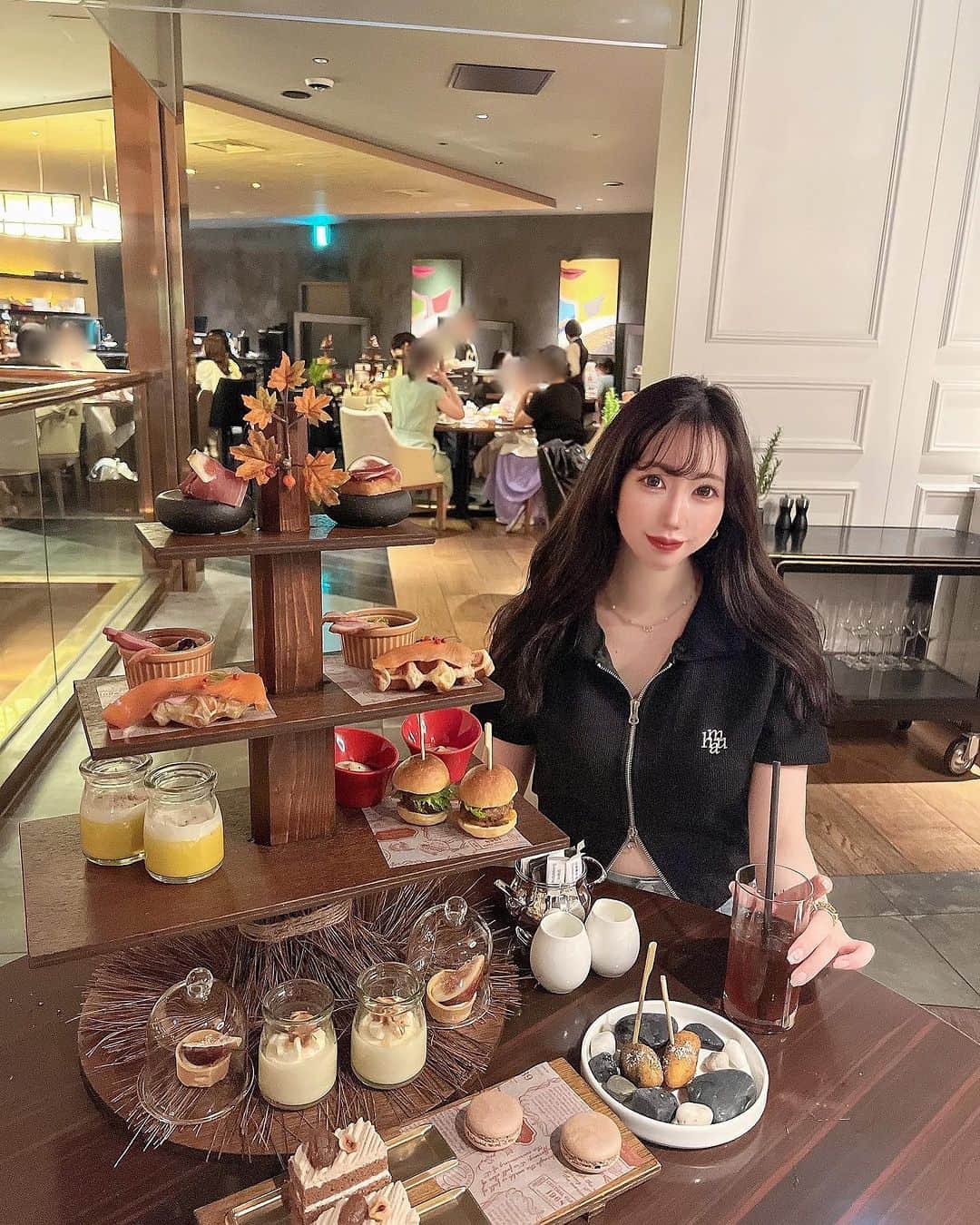 のインスタグラム：「お肉のアフヌン行ってきた〜🍖  斬新で面白かったし、 美味しかったよ〜👍🏻💞 久しぶりにアフヌン行ったら 色んなアフヌン行きたくなったので 皆さん誘って下さい💋  トップスは @qoo10.official 🎀 本日メガ割最終日だよ〜🔥 駆け込み急げ🏃💦💨  #アフタヌーンティー #アフヌン #ヒルトン東京 #ヌン活 #カフェ巡り #カフェ活 #西新宿 #いいね返し」