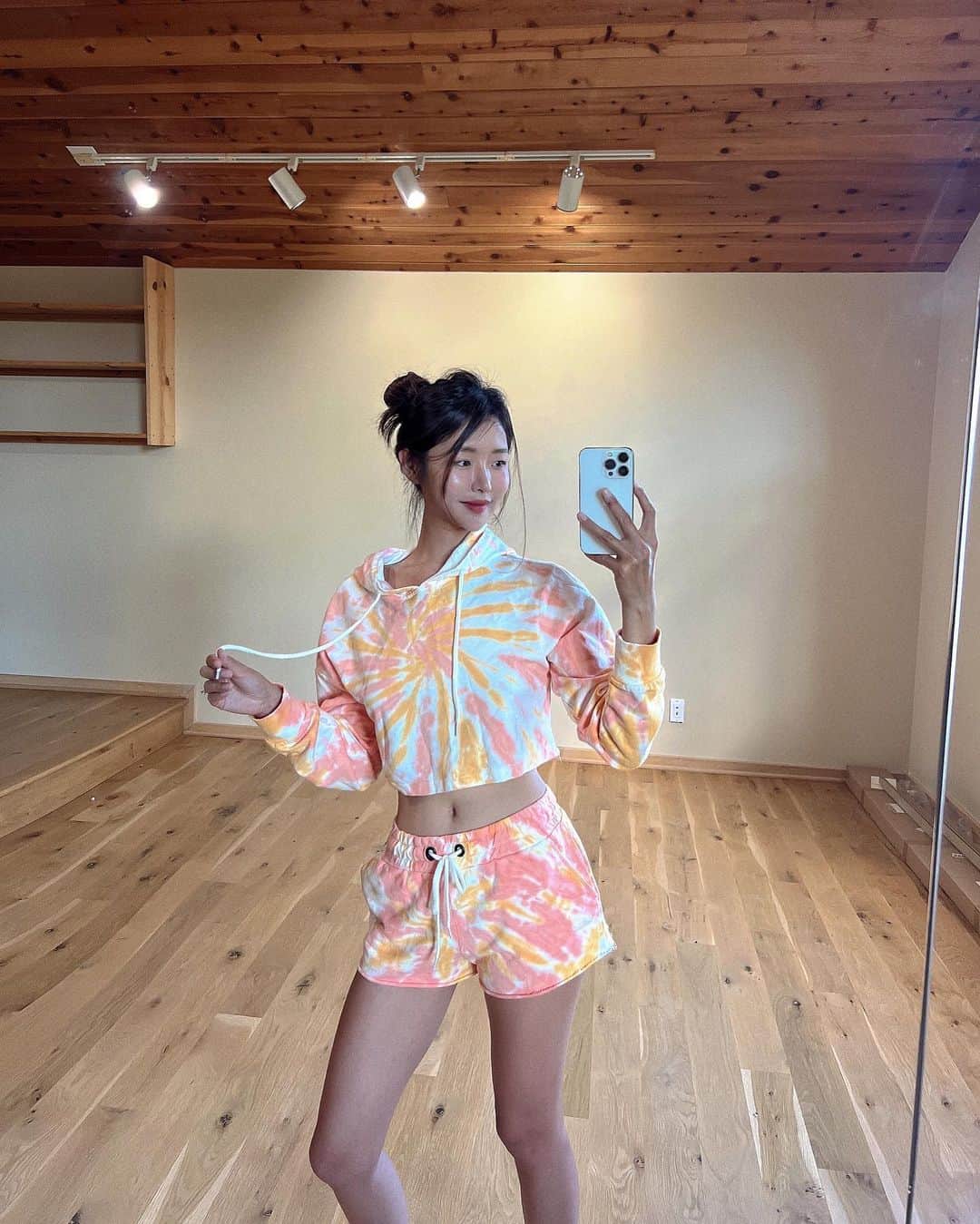 のインスタグラム：「운동 열심히 하겠다더니.. 몇년간 몇번 쓴 기억이 없는 거울방🤥  오랜만에 돌아온 집 마당에는 아기 소나무와 이름모를 예쁜 꽃나무가 자라났네 🧡  #파크시티 #GreeminParkCity」