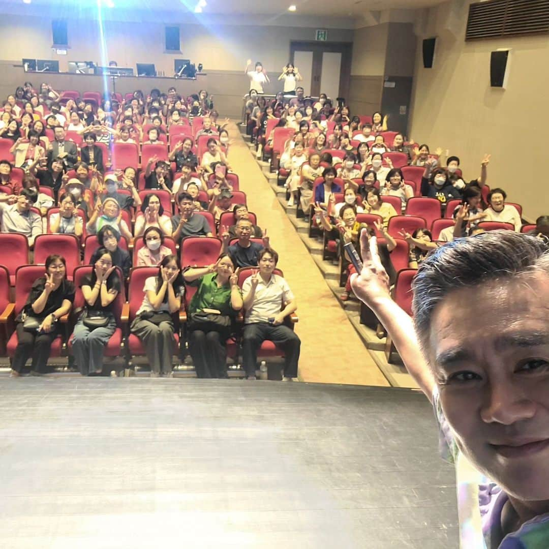 イ・グァンギさんのインスタグラム写真 - (イ・グァンギInstagram)「대구 서구 문화회관에서 대구 시민들과 치유와 회복 그리고 희망을 주제로 강연 했습니다,긴 시간 엉덩이 무겁게 귀 쫑긋 새우시고 경청 해주셔서 감사합니다. #힐링강연#나눔강연#치유강연#미술강연 #이광기」9月12日 17時06分 - lee_kwang_gi