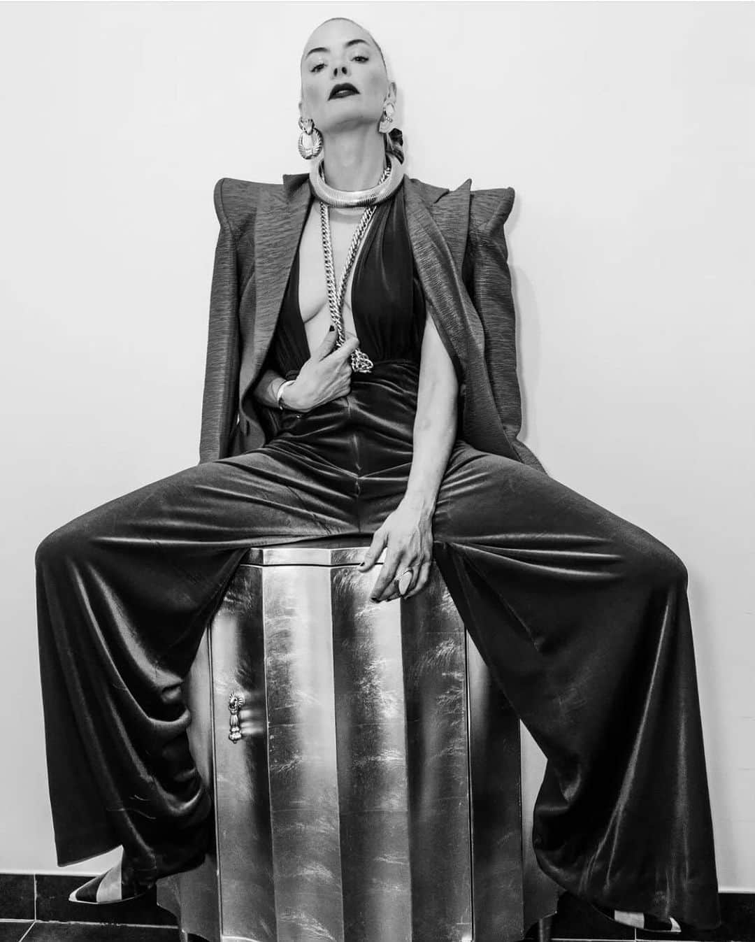 ジェイミー・キングさんのインスタグラム写真 - (ジェイミー・キングInstagram)「Dans Sa Love Story 🥀  Actress @jaime_king is featured in Vogue in a full look from @jovanalouis Pre-Fall 2023 collection designed and styled by @jovana_benoit . Photographed by @chelsealaurenla .  1, 2, 3 and Action! 🎥  #nyfw #nyfw23」9月12日 16時59分 - jaime_king