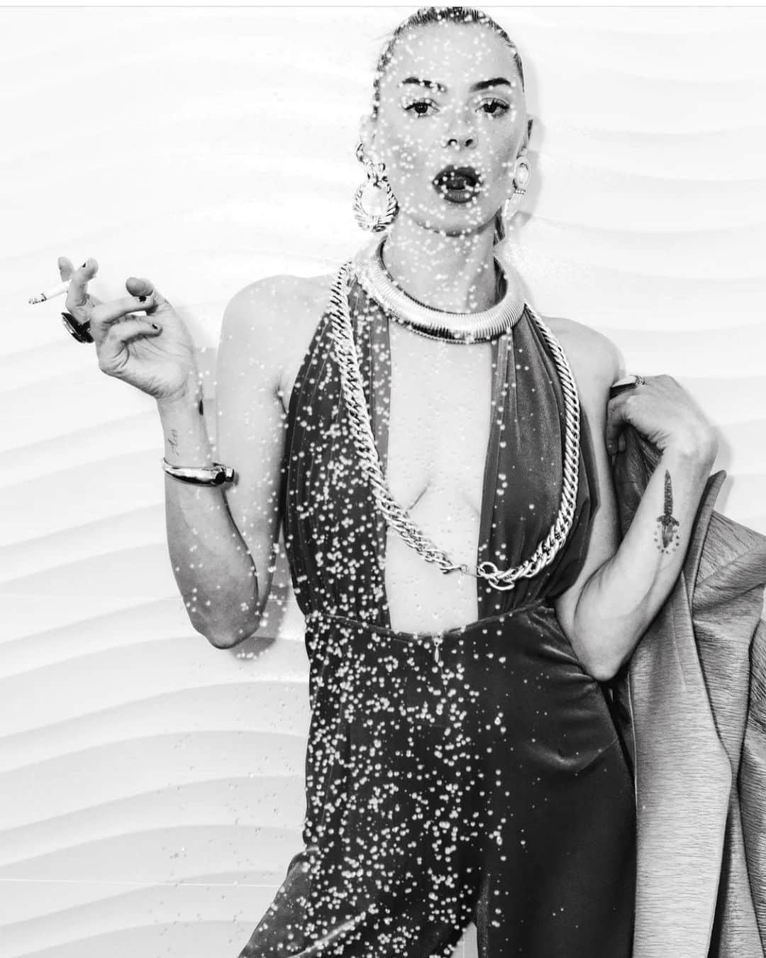 ジェイミー・キングさんのインスタグラム写真 - (ジェイミー・キングInstagram)「Dans Sa Love Story 🥀  Actress @jaime_king is featured in Vogue in a full look from @jovanalouis Pre-Fall 2023 collection designed and styled by @jovana_benoit . Photographed by @chelsealaurenla .  1, 2, 3 and Action! 🎥  #nyfw #nyfw23」9月12日 16時59分 - jaime_king