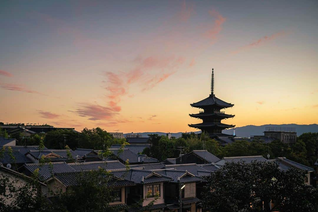 関西電力株式会社のインスタグラム：「＼祇園のシンボル、八坂の塔✨ ／  今回は、祇園エリアにある素晴らしい名所「八坂の塔」をパシャリ📸  高さ46メートルの「八坂の塔」は国の重要文化財にも指定されており、その美しさと風格は京都東山を代表するシンボルの一つとなっています。  「八坂の塔」という名前はあまりに有名ですが、これは通称であり、塔が建っているお寺は「法観寺」と言います。境内には、塔の他にも平安時代後期の武将、木曽義仲の首塚があるなど、歴史的な価値も豊かに備えています。  さらに、周辺には風情ある石畳の坂が続き、古都京都の魅力を心から感じることができます。🌸🏯  京都に訪れた際には、八坂の塔で日本の歴史と文化を感じてみるのはいかがでしょうか？✨🍃  みなさんオススメの関西のスポットがあれば、コメントで教えてください！  #関西電力 #灯りフォト部  #八坂の塔 #京都 #日本の歴史 #文化 #祇園 #日本の絶景 #日本の景色 #関西旅行 #関西観光 #関西の旅  #写真好きな人と繋がりたい #カメラ好きな人と繋がりたい」