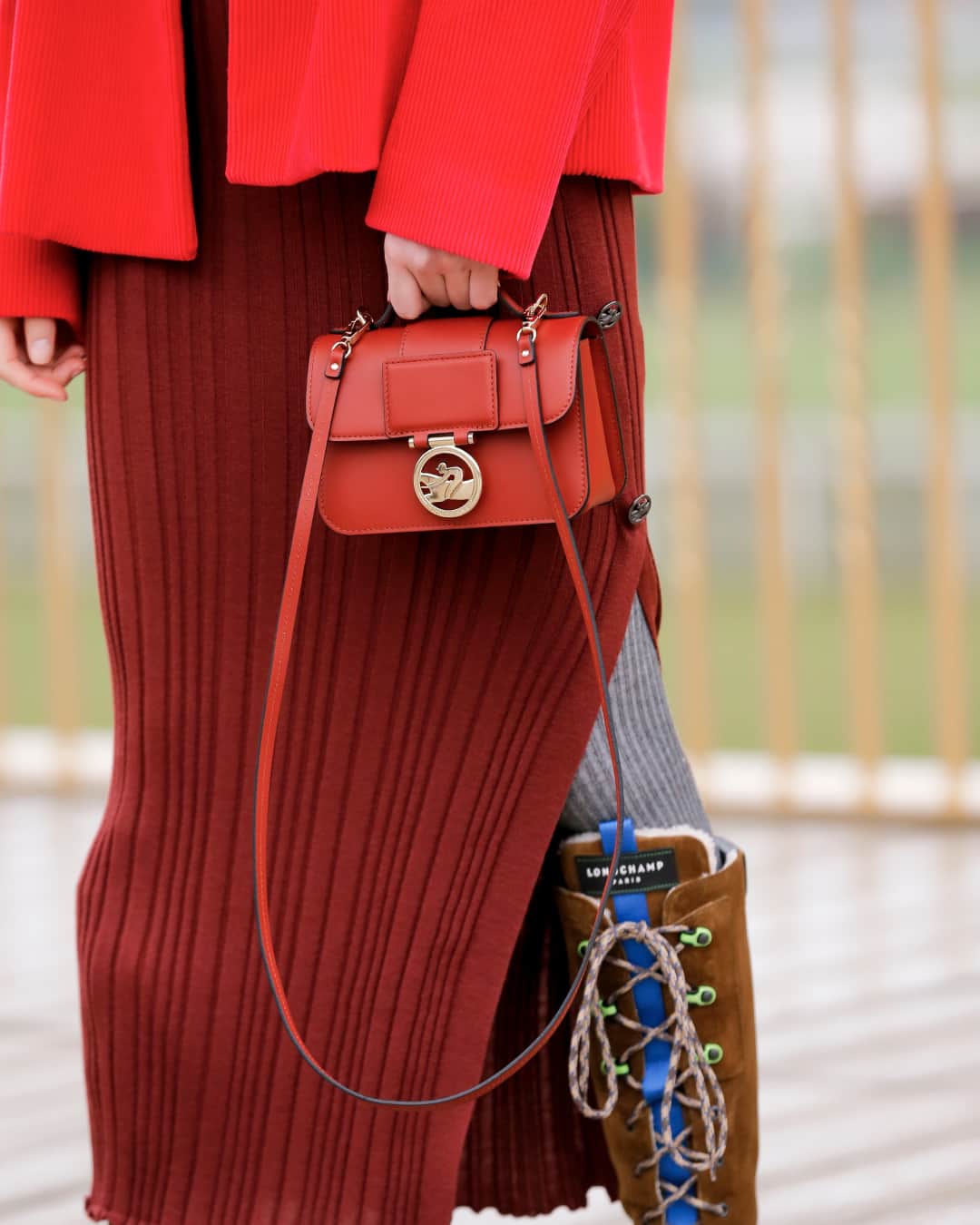 Longchampのインスタグラム：「How do you carry it? By hand.  Collection: #LongchampFW23 Bag: #LongchampBoxTrot Ready-to-wear: @longchamp  Photographer: @gregoire_avenel  #longchamp #newcollection #backtoshcool #longchampgirls #ootd #outfit #horseracing #red #leather #classic #handbag #frenchy」