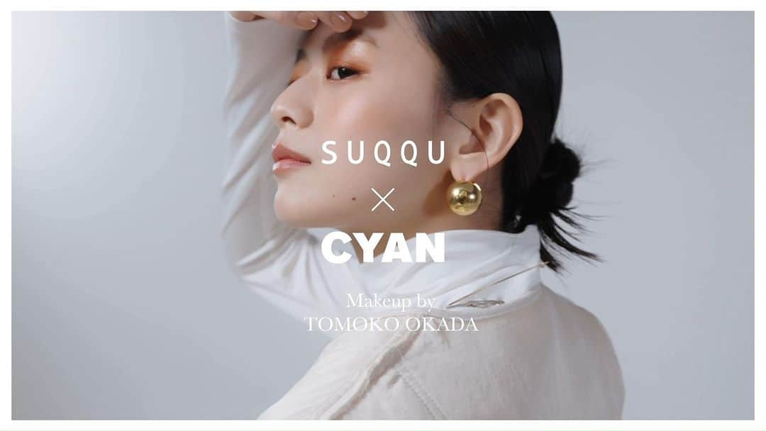 SUQQU公式Instgramアカウントのインスタグラム：「The SUQQU 20th ANNIVERSARY COLLECTION has a wide range of items that embody the essence of SUQQU and celebrate this momentous milestone. The hair and makeup artist Tomoko Okada has used this collection to create two different looks with makeup that accentuates a noble glow in the skin.  20th ANNIVERSARY EYE & BLUSH COMPACT 102 -YUMESAKIKOU　[Limited color] 20th ANNIVERSARY FACE COMPACT 102 -BENITSUYA　[Limited color] MOISTURE RICH LIPSTICK 129 -TSUBAKIKOROMO[limited color in 20th ANNIVERSARY LIP KIT] THE FOUNDATION THE LOOSE POWDER  20周年にふさわしい、SUQQUらしさを体現したアイテムが揃ったSUQQU 20th ANNIVERSARY COLLECTIONで、ヘア＆メイクアップアーティストの岡田 知子さんが端正な艶肌を引き立てる2パターンのメイクルックを提案。  20th アニバーサリー アイ ＆ ブラッシュ コンパクト 102 夢咲光 -YUMESAKIKOU [限定色] 20th アニバーサリー フェイス コンパクト 102 紅艶 -BENITSUYA[限定色] モイスチャー リッチ リップスティック 129 椿衣 -TSUBAKIKOROMO[20th アニバーサリー リップ キット内 限定色] ザ ファンデーション ザ ルース パウダー  #SUQQU #スック #jbeauty #cosmetics #SUQQU20th #SUQQUcolormakeup #フェイスコンパクト #アイ＆ブラッシュコンパクト #リップキット #SUQQU20thAnniversary」