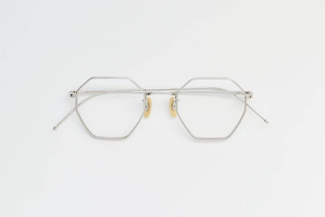 blincvaseさんのインスタグラム写真 - (blincvaseInstagram)「． アイウエアショップ「ブリンク外苑前」「ブリンク ベース」を運営する荒岡眼鏡(本社所在地:台東区台東)と眼鏡メーカー・水島眼鏡(所在地:福井県鯖江市)による眼鏡ブランド「MIZ DIALOGUE(ミズ ダイアロ グ)」は2023年9月15日(金)より5型目となるベースモデルの新型『Ces』を発売します。  『MIZ DIALOGUE(ミズ ダイアログ)』は“経年進化”をコンセプトにフレームパーツのカスタマイズやオリ ジナルカラーの塗装など、何度でも繰り返しカスタマイズすることが可能で、購入後も一本のフレームを 通して長く楽しめる点が最大の特徴です。 昨年11月にブランドローンチしてから約10ヶ月が経ち、有難いことに沢山の方々に「MIZ DIALOGUE(ミ ズ ダイアログ)」を手にしていただき、ベースモデルの選択肢を増やすことでより多くの方が「MIZ DIALOGUE(ミズ ダイアログ)」の眼鏡で“経年進化”を楽しんでいただくために、この度新型『Ces』をリ リースすることになりました。  日本国内では「ブリンク外苑前」「ブリンクベース」「ブリンクWEBショップ」のみの展開となります。  brand: MIZ DIALOGUE model: Ces Size: 48-21-145 price: ¥51,700-(w/tax)  #miz_dialogue #mizdialogue #経年進化」9月12日 17時07分 - blincvase
