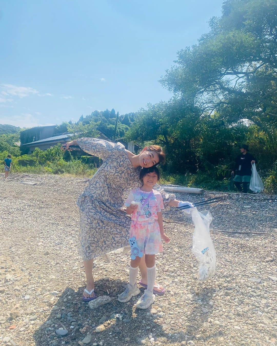 スザンヌさんのインスタグラム写真 - (スザンヌInstagram)「ビーチクリーンin三ツ島海水浴場🏖️  @chikichikikumamoto マスターにお声掛け頂き、今年も参加させて頂きました🙏 南九州豪雨災害から3年 津奈木町でも大規模な土砂崩れで多大な被害がありました 風化させないために継続していけたらなと強い気持ちで地元、津奈木町を想うマスターとともに #サポウィズ のはっちゃんにつないで頂いた沢山のご縁でわたしたち #ニコニコ大作戦 ☺️🌈のロゴまでTシャツに入れてもらって🙏 @erinadeguchi デザイン最高ありがと🥰 去年に引き続き、たくさんの仲間と一緒に清掃活動させていただきました😌  協力していただいた津奈木町、地域おこし協力隊の皆様本当にありがとうございました🙏🙏🙏  ビーチクリーンの後のBBQ🍖に バスケ⛹️‍♀️🏀にサップ🚣‍♂️まで 何から何まで本当にありがとう🥺ぜーんぶ楽しかった！ 子どもたちこの夏最後の入水だったかな🏊‍♀️わたしもきっと麦わら帽子おさめ👒  ビーチクリーン、海が綺麗になって気持ちがいいし、拾っても拾っても出てくるゴミに課題はたくさんあるけれど、子どもたちと一緒に考え、話し合うきっかけを作ってくれる大切な時間になりました。  来年もビーチクリーンみんな元気にできますように！！🙏  #ビーチクリーン #津奈木町 #三ツ島海水浴場 #ニコニコ大作戦 #20230910」9月12日 17時03分 - suzanneeee1028