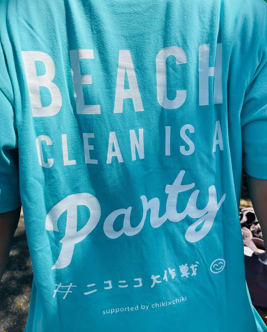 スザンヌさんのインスタグラム写真 - (スザンヌInstagram)「ビーチクリーンin三ツ島海水浴場🏖️  @chikichikikumamoto マスターにお声掛け頂き、今年も参加させて頂きました🙏 南九州豪雨災害から3年 津奈木町でも大規模な土砂崩れで多大な被害がありました 風化させないために継続していけたらなと強い気持ちで地元、津奈木町を想うマスターとともに #サポウィズ のはっちゃんにつないで頂いた沢山のご縁でわたしたち #ニコニコ大作戦 ☺️🌈のロゴまでTシャツに入れてもらって🙏 @erinadeguchi デザイン最高ありがと🥰 去年に引き続き、たくさんの仲間と一緒に清掃活動させていただきました😌  協力していただいた津奈木町、地域おこし協力隊の皆様本当にありがとうございました🙏🙏🙏  ビーチクリーンの後のBBQ🍖に バスケ⛹️‍♀️🏀にサップ🚣‍♂️まで 何から何まで本当にありがとう🥺ぜーんぶ楽しかった！ 子どもたちこの夏最後の入水だったかな🏊‍♀️わたしもきっと麦わら帽子おさめ👒  ビーチクリーン、海が綺麗になって気持ちがいいし、拾っても拾っても出てくるゴミに課題はたくさんあるけれど、子どもたちと一緒に考え、話し合うきっかけを作ってくれる大切な時間になりました。  来年もビーチクリーンみんな元気にできますように！！🙏  #ビーチクリーン #津奈木町 #三ツ島海水浴場 #ニコニコ大作戦 #20230910」9月12日 17時03分 - suzanneeee1028