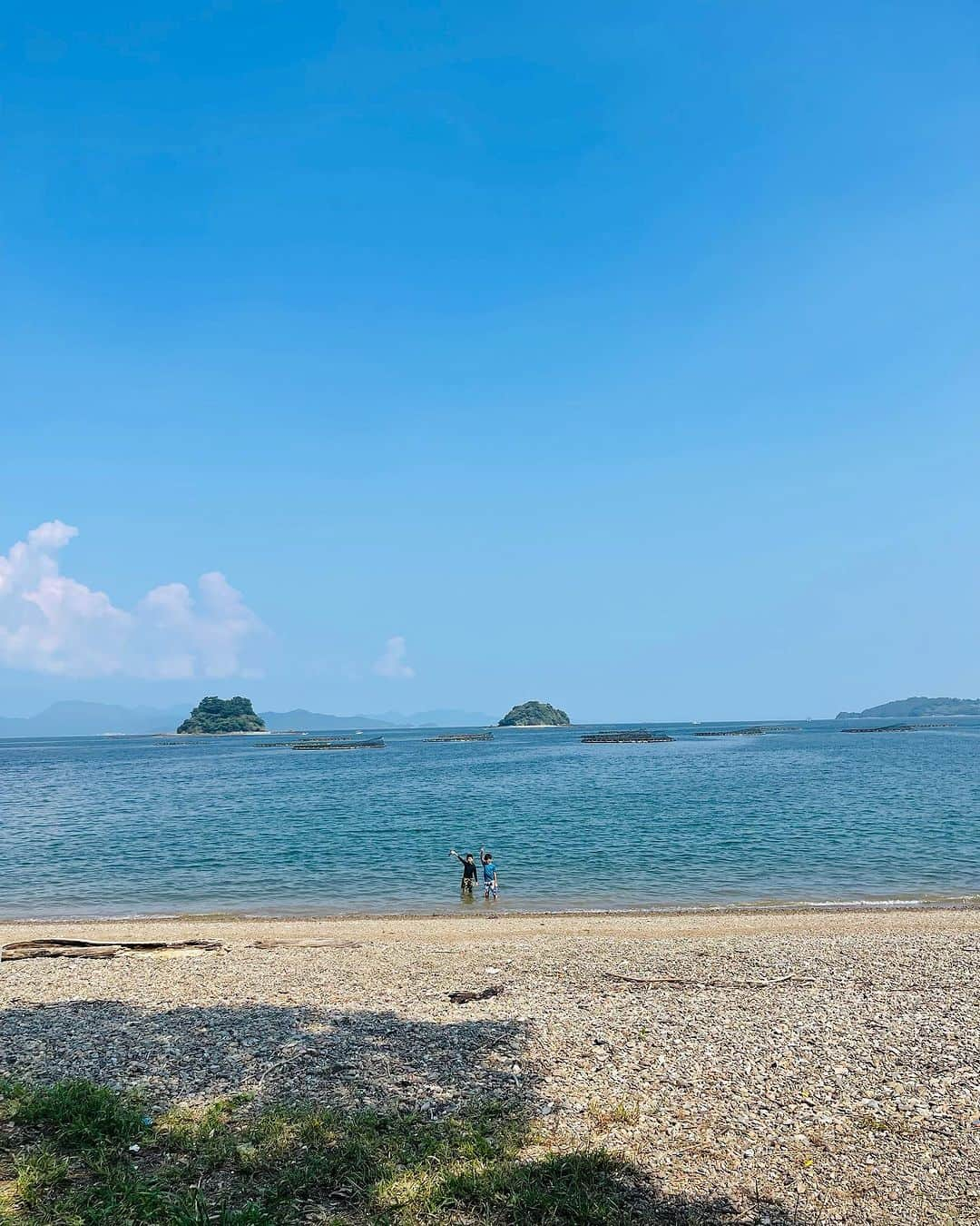 スザンヌさんのインスタグラム写真 - (スザンヌInstagram)「ビーチクリーンin三ツ島海水浴場🏖️  @chikichikikumamoto マスターにお声掛け頂き、今年も参加させて頂きました🙏 南九州豪雨災害から3年 津奈木町でも大規模な土砂崩れで多大な被害がありました 風化させないために継続していけたらなと強い気持ちで地元、津奈木町を想うマスターとともに #サポウィズ のはっちゃんにつないで頂いた沢山のご縁でわたしたち #ニコニコ大作戦 ☺️🌈のロゴまでTシャツに入れてもらって🙏 @erinadeguchi デザイン最高ありがと🥰 去年に引き続き、たくさんの仲間と一緒に清掃活動させていただきました😌  協力していただいた津奈木町、地域おこし協力隊の皆様本当にありがとうございました🙏🙏🙏  ビーチクリーンの後のBBQ🍖に バスケ⛹️‍♀️🏀にサップ🚣‍♂️まで 何から何まで本当にありがとう🥺ぜーんぶ楽しかった！ 子どもたちこの夏最後の入水だったかな🏊‍♀️わたしもきっと麦わら帽子おさめ👒  ビーチクリーン、海が綺麗になって気持ちがいいし、拾っても拾っても出てくるゴミに課題はたくさんあるけれど、子どもたちと一緒に考え、話し合うきっかけを作ってくれる大切な時間になりました。  来年もビーチクリーンみんな元気にできますように！！🙏  #ビーチクリーン #津奈木町 #三ツ島海水浴場 #ニコニコ大作戦 #20230910」9月12日 17時03分 - suzanneeee1028