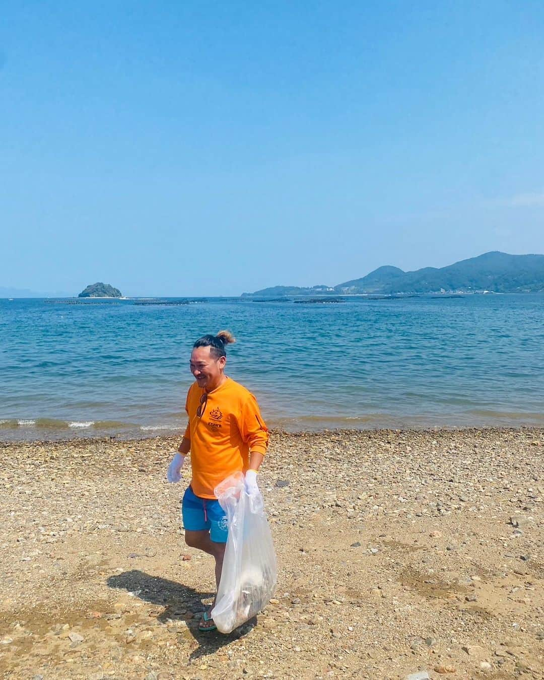 スザンヌさんのインスタグラム写真 - (スザンヌInstagram)「ビーチクリーンin三ツ島海水浴場🏖️  @chikichikikumamoto マスターにお声掛け頂き、今年も参加させて頂きました🙏 南九州豪雨災害から3年 津奈木町でも大規模な土砂崩れで多大な被害がありました 風化させないために継続していけたらなと強い気持ちで地元、津奈木町を想うマスターとともに #サポウィズ のはっちゃんにつないで頂いた沢山のご縁でわたしたち #ニコニコ大作戦 ☺️🌈のロゴまでTシャツに入れてもらって🙏 @erinadeguchi デザイン最高ありがと🥰 去年に引き続き、たくさんの仲間と一緒に清掃活動させていただきました😌  協力していただいた津奈木町、地域おこし協力隊の皆様本当にありがとうございました🙏🙏🙏  ビーチクリーンの後のBBQ🍖に バスケ⛹️‍♀️🏀にサップ🚣‍♂️まで 何から何まで本当にありがとう🥺ぜーんぶ楽しかった！ 子どもたちこの夏最後の入水だったかな🏊‍♀️わたしもきっと麦わら帽子おさめ👒  ビーチクリーン、海が綺麗になって気持ちがいいし、拾っても拾っても出てくるゴミに課題はたくさんあるけれど、子どもたちと一緒に考え、話し合うきっかけを作ってくれる大切な時間になりました。  来年もビーチクリーンみんな元気にできますように！！🙏  #ビーチクリーン #津奈木町 #三ツ島海水浴場 #ニコニコ大作戦 #20230910」9月12日 17時03分 - suzanneeee1028