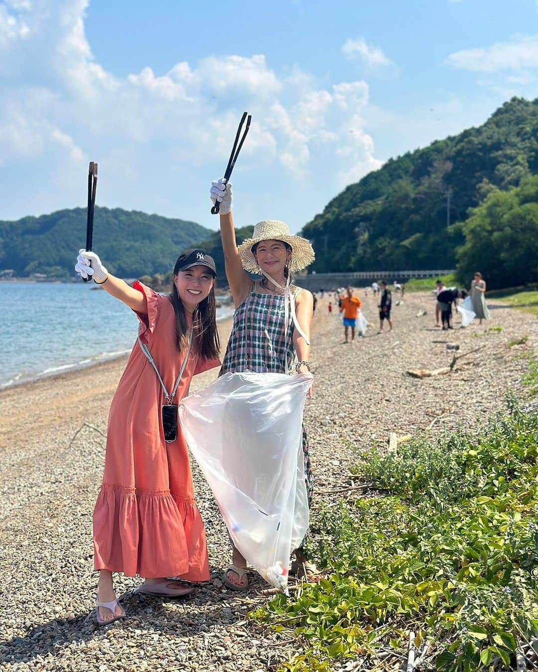 スザンヌさんのインスタグラム写真 - (スザンヌInstagram)「ビーチクリーンin三ツ島海水浴場🏖️  @chikichikikumamoto マスターにお声掛け頂き、今年も参加させて頂きました🙏 南九州豪雨災害から3年 津奈木町でも大規模な土砂崩れで多大な被害がありました 風化させないために継続していけたらなと強い気持ちで地元、津奈木町を想うマスターとともに #サポウィズ のはっちゃんにつないで頂いた沢山のご縁でわたしたち #ニコニコ大作戦 ☺️🌈のロゴまでTシャツに入れてもらって🙏 @erinadeguchi デザイン最高ありがと🥰 去年に引き続き、たくさんの仲間と一緒に清掃活動させていただきました😌  協力していただいた津奈木町、地域おこし協力隊の皆様本当にありがとうございました🙏🙏🙏  ビーチクリーンの後のBBQ🍖に バスケ⛹️‍♀️🏀にサップ🚣‍♂️まで 何から何まで本当にありがとう🥺ぜーんぶ楽しかった！ 子どもたちこの夏最後の入水だったかな🏊‍♀️わたしもきっと麦わら帽子おさめ👒  ビーチクリーン、海が綺麗になって気持ちがいいし、拾っても拾っても出てくるゴミに課題はたくさんあるけれど、子どもたちと一緒に考え、話し合うきっかけを作ってくれる大切な時間になりました。  来年もビーチクリーンみんな元気にできますように！！🙏  #ビーチクリーン #津奈木町 #三ツ島海水浴場 #ニコニコ大作戦 #20230910」9月12日 17時03分 - suzanneeee1028