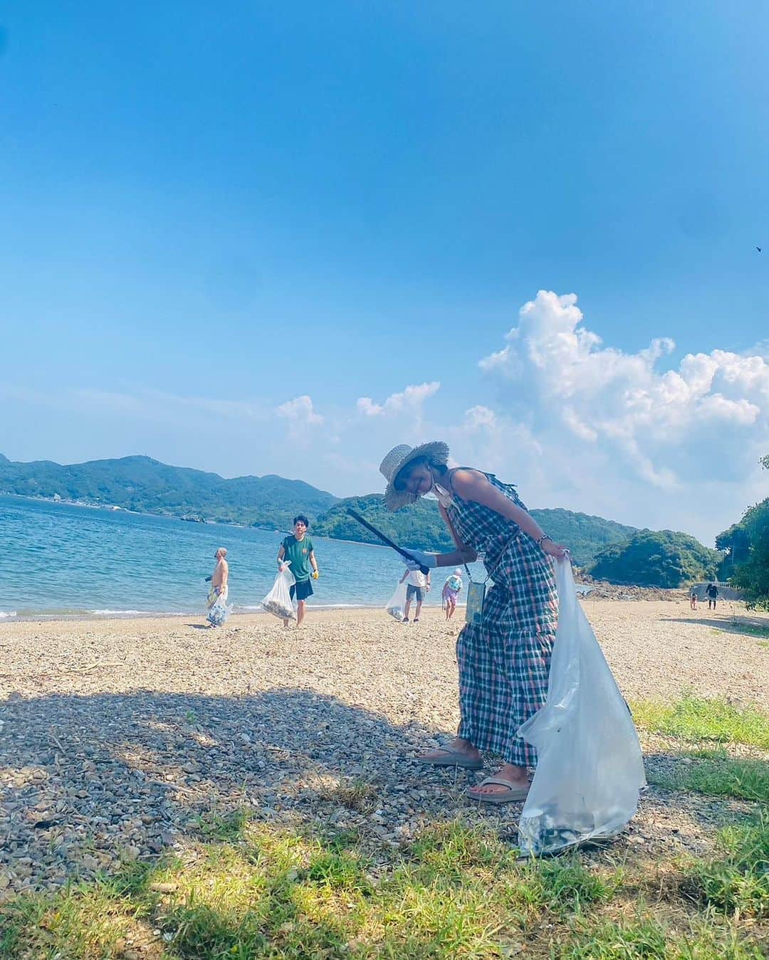 スザンヌさんのインスタグラム写真 - (スザンヌInstagram)「ビーチクリーンin三ツ島海水浴場🏖️  @chikichikikumamoto マスターにお声掛け頂き、今年も参加させて頂きました🙏 南九州豪雨災害から3年 津奈木町でも大規模な土砂崩れで多大な被害がありました 風化させないために継続していけたらなと強い気持ちで地元、津奈木町を想うマスターとともに #サポウィズ のはっちゃんにつないで頂いた沢山のご縁でわたしたち #ニコニコ大作戦 ☺️🌈のロゴまでTシャツに入れてもらって🙏 @erinadeguchi デザイン最高ありがと🥰 去年に引き続き、たくさんの仲間と一緒に清掃活動させていただきました😌  協力していただいた津奈木町、地域おこし協力隊の皆様本当にありがとうございました🙏🙏🙏  ビーチクリーンの後のBBQ🍖に バスケ⛹️‍♀️🏀にサップ🚣‍♂️まで 何から何まで本当にありがとう🥺ぜーんぶ楽しかった！ 子どもたちこの夏最後の入水だったかな🏊‍♀️わたしもきっと麦わら帽子おさめ👒  ビーチクリーン、海が綺麗になって気持ちがいいし、拾っても拾っても出てくるゴミに課題はたくさんあるけれど、子どもたちと一緒に考え、話し合うきっかけを作ってくれる大切な時間になりました。  来年もビーチクリーンみんな元気にできますように！！🙏  #ビーチクリーン #津奈木町 #三ツ島海水浴場 #ニコニコ大作戦 #20230910」9月12日 17時03分 - suzanneeee1028