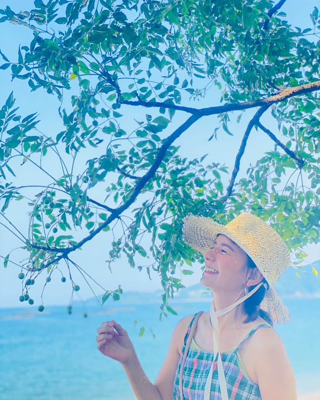 スザンヌさんのインスタグラム写真 - (スザンヌInstagram)「ビーチクリーンin三ツ島海水浴場🏖️  @chikichikikumamoto マスターにお声掛け頂き、今年も参加させて頂きました🙏 南九州豪雨災害から3年 津奈木町でも大規模な土砂崩れで多大な被害がありました 風化させないために継続していけたらなと強い気持ちで地元、津奈木町を想うマスターとともに #サポウィズ のはっちゃんにつないで頂いた沢山のご縁でわたしたち #ニコニコ大作戦 ☺️🌈のロゴまでTシャツに入れてもらって🙏 @erinadeguchi デザイン最高ありがと🥰 去年に引き続き、たくさんの仲間と一緒に清掃活動させていただきました😌  協力していただいた津奈木町、地域おこし協力隊の皆様本当にありがとうございました🙏🙏🙏  ビーチクリーンの後のBBQ🍖に バスケ⛹️‍♀️🏀にサップ🚣‍♂️まで 何から何まで本当にありがとう🥺ぜーんぶ楽しかった！ 子どもたちこの夏最後の入水だったかな🏊‍♀️わたしもきっと麦わら帽子おさめ👒  ビーチクリーン、海が綺麗になって気持ちがいいし、拾っても拾っても出てくるゴミに課題はたくさんあるけれど、子どもたちと一緒に考え、話し合うきっかけを作ってくれる大切な時間になりました。  来年もビーチクリーンみんな元気にできますように！！🙏  #ビーチクリーン #津奈木町 #三ツ島海水浴場 #ニコニコ大作戦 #20230910」9月12日 17時03分 - suzanneeee1028