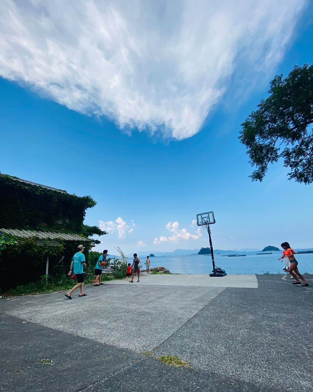 スザンヌさんのインスタグラム写真 - (スザンヌInstagram)「ビーチクリーンin三ツ島海水浴場🏖️  @chikichikikumamoto マスターにお声掛け頂き、今年も参加させて頂きました🙏 南九州豪雨災害から3年 津奈木町でも大規模な土砂崩れで多大な被害がありました 風化させないために継続していけたらなと強い気持ちで地元、津奈木町を想うマスターとともに #サポウィズ のはっちゃんにつないで頂いた沢山のご縁でわたしたち #ニコニコ大作戦 ☺️🌈のロゴまでTシャツに入れてもらって🙏 @erinadeguchi デザイン最高ありがと🥰 去年に引き続き、たくさんの仲間と一緒に清掃活動させていただきました😌  協力していただいた津奈木町、地域おこし協力隊の皆様本当にありがとうございました🙏🙏🙏  ビーチクリーンの後のBBQ🍖に バスケ⛹️‍♀️🏀にサップ🚣‍♂️まで 何から何まで本当にありがとう🥺ぜーんぶ楽しかった！ 子どもたちこの夏最後の入水だったかな🏊‍♀️わたしもきっと麦わら帽子おさめ👒  ビーチクリーン、海が綺麗になって気持ちがいいし、拾っても拾っても出てくるゴミに課題はたくさんあるけれど、子どもたちと一緒に考え、話し合うきっかけを作ってくれる大切な時間になりました。  来年もビーチクリーンみんな元気にできますように！！🙏  #ビーチクリーン #津奈木町 #三ツ島海水浴場 #ニコニコ大作戦 #20230910」9月12日 17時03分 - suzanneeee1028