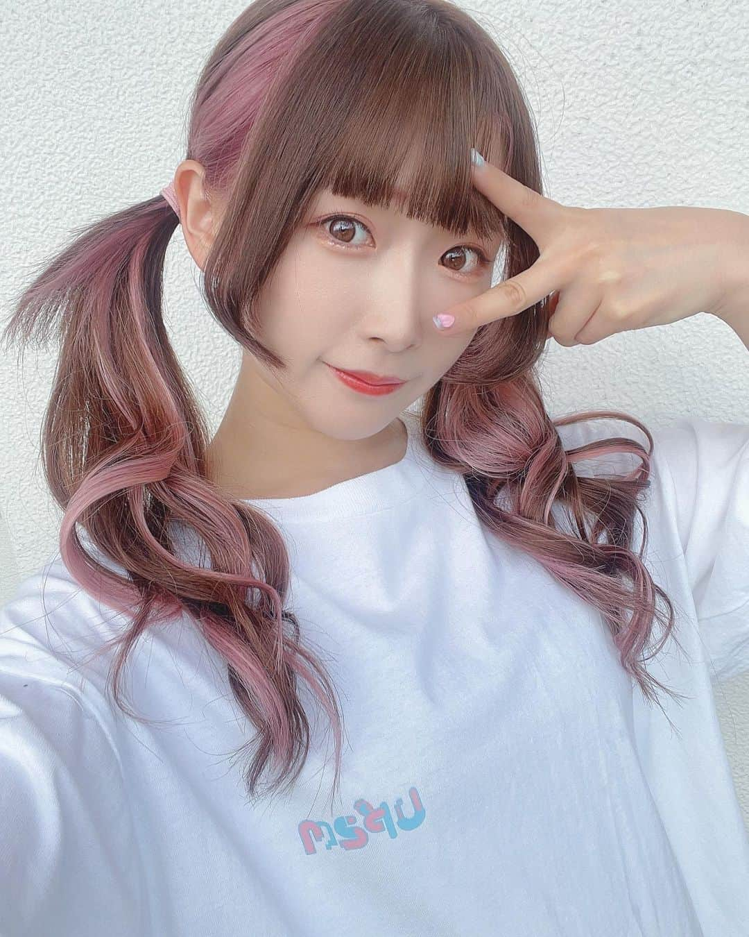 平野友里（ゆり丸）のインスタグラム：「🎀  𝙉𝙚𝙬 𝙝𝙖𝙞𝙧  約１年ぶりのロングヘア✨ 秋冬ロングにしたくなりがち❤︎  それとずっとやってみたかった 姫カットに挑戦したよ👸🏼///  やってみたいけど似合う自信なくて なかなか踏み出せなかったけど、 ふとツイートしてみたら、みんなが 似合いそうって言ってくれて背中押されたありがとう🥹🤍  改めて '' 何事も挑戦 '' だね❣️  これから色んなヘアアレ楽しむぞ〜〜 (結局ツインテールばっかりしそう笑)  ・ ・ ・ ・  #ニューヘア #ニューヘアー #ニューヘアカラー #ヘアカラー #ヘアアレンジ #ヘアスタイル #ヘアカラートレンド #ヘアセット #エクステ #ロングヘア #ロングヘアアレンジ #ロングヘアー #ロングヘアスタイル #ロングヘアーアレンジ #美容院 #表参道美容室 #ツインテール #ツインテールアレンジ #ツインテール女子 #ゆり丸 #アイドル」