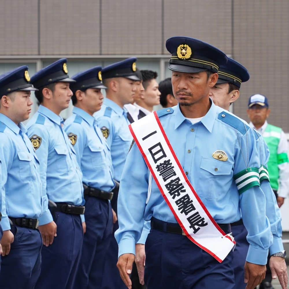 大阪府警察さんのインスタグラム写真 - (大阪府警察Instagram)「【鳥谷氏が交通事故防止を呼び掛け】 令和5年9月8日、クリスタ長堀において、元プロ野球選手「鳥谷敬」氏を特別ゲストに迎え、一日警察署長を委嘱し、交通安全教室などを行いました。  ★ドライバーやライダーの皆さんへ 夕暮れ時は早めにライトを点灯しましょう。 夜間はハイビーム・ロービームを使い分けしましょう！  ★自転車利用者の皆さんへ 大切な命を守るためヘルメットを必ずかぶりましょう！  ★歩行者の皆さんへ 夜間では明るい色の服を着用し、反射材を活用しましょう！  大阪府警察交通部では、交通安全情報をYouTube大阪府警察公式チャンネルで配信しています。 ぜひ、ご視聴ください。  #大阪府警察公式 #大阪府警察 #大阪府警 #府警 #警察 #警察官 #おまわりさん #元プロ野球選手 #鳥谷敬 氏 #一日警察署長 #交通事故防止を呼び掛け #交通事故防止 #交通安全 #秋の全国交通安全運動」9月12日 17時03分 - fukei_koho