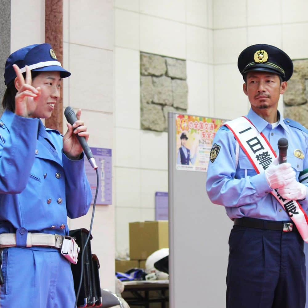 大阪府警察さんのインスタグラム写真 - (大阪府警察Instagram)「【鳥谷氏が交通事故防止を呼び掛け】 令和5年9月8日、クリスタ長堀において、元プロ野球選手「鳥谷敬」氏を特別ゲストに迎え、一日警察署長を委嘱し、交通安全教室などを行いました。  ★ドライバーやライダーの皆さんへ 夕暮れ時は早めにライトを点灯しましょう。 夜間はハイビーム・ロービームを使い分けしましょう！  ★自転車利用者の皆さんへ 大切な命を守るためヘルメットを必ずかぶりましょう！  ★歩行者の皆さんへ 夜間では明るい色の服を着用し、反射材を活用しましょう！  大阪府警察交通部では、交通安全情報をYouTube大阪府警察公式チャンネルで配信しています。 ぜひ、ご視聴ください。  #大阪府警察公式 #大阪府警察 #大阪府警 #府警 #警察 #警察官 #おまわりさん #元プロ野球選手 #鳥谷敬 氏 #一日警察署長 #交通事故防止を呼び掛け #交通事故防止 #交通安全 #秋の全国交通安全運動」9月12日 17時03分 - fukei_koho