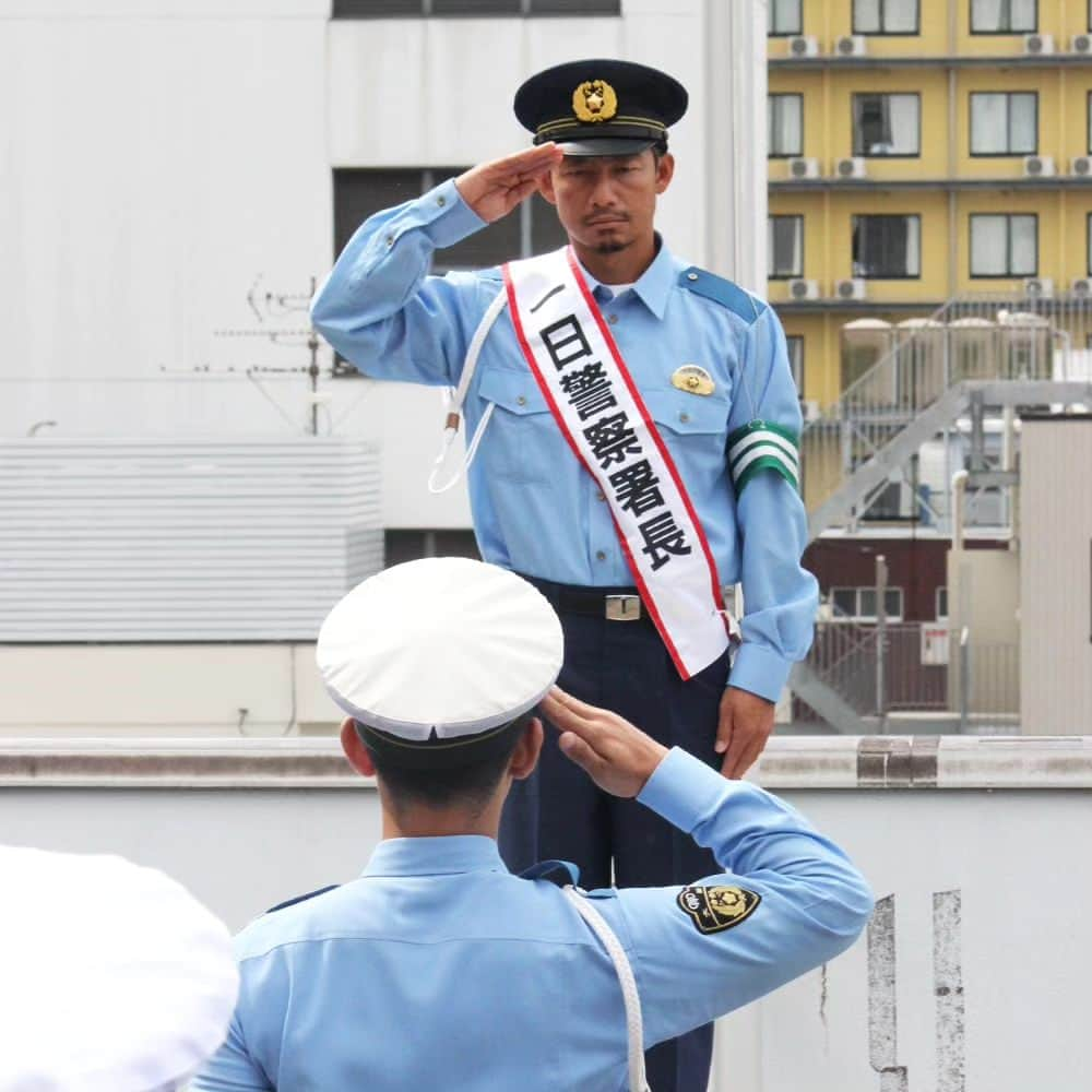 大阪府警察さんのインスタグラム写真 - (大阪府警察Instagram)「【鳥谷氏が交通事故防止を呼び掛け】 令和5年9月8日、クリスタ長堀において、元プロ野球選手「鳥谷敬」氏を特別ゲストに迎え、一日警察署長を委嘱し、交通安全教室などを行いました。  ★ドライバーやライダーの皆さんへ 夕暮れ時は早めにライトを点灯しましょう。 夜間はハイビーム・ロービームを使い分けしましょう！  ★自転車利用者の皆さんへ 大切な命を守るためヘルメットを必ずかぶりましょう！  ★歩行者の皆さんへ 夜間では明るい色の服を着用し、反射材を活用しましょう！  大阪府警察交通部では、交通安全情報をYouTube大阪府警察公式チャンネルで配信しています。 ぜひ、ご視聴ください。  #大阪府警察公式 #大阪府警察 #大阪府警 #府警 #警察 #警察官 #おまわりさん #元プロ野球選手 #鳥谷敬 氏 #一日警察署長 #交通事故防止を呼び掛け #交通事故防止 #交通安全 #秋の全国交通安全運動」9月12日 17時03分 - fukei_koho