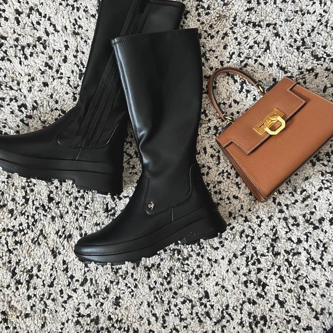 クリスティー麻里子のインスタグラム：「👢👜🤎  まだ気温はあたたかいけど 9月に入ると秋服探しが楽しくなるね☺️  今年沢山履きたいなと思ってる @lecoqsportif_japan の  LCS ベレーIV LG ブーツ♡  ソールがしっかりしてて スポーティー(余裕で走れます🏃‍♀️)だけど スラッとしたシンプルなデザイン。  よく見るとシルバーの ロゴマークが刺繍されていて可愛い🥰  ショートパンツやスカートとも合わせやすいし スキニーも履けるフィット感。 どんなコーデ組もうかな〜ってわくわくする😆  .  #PR #ルコックスポルティフ #ルコック #ルコックブーツ #秋服 #冬服 #秋コーデ #大人カジュアル #大人カジュアルコーデ」