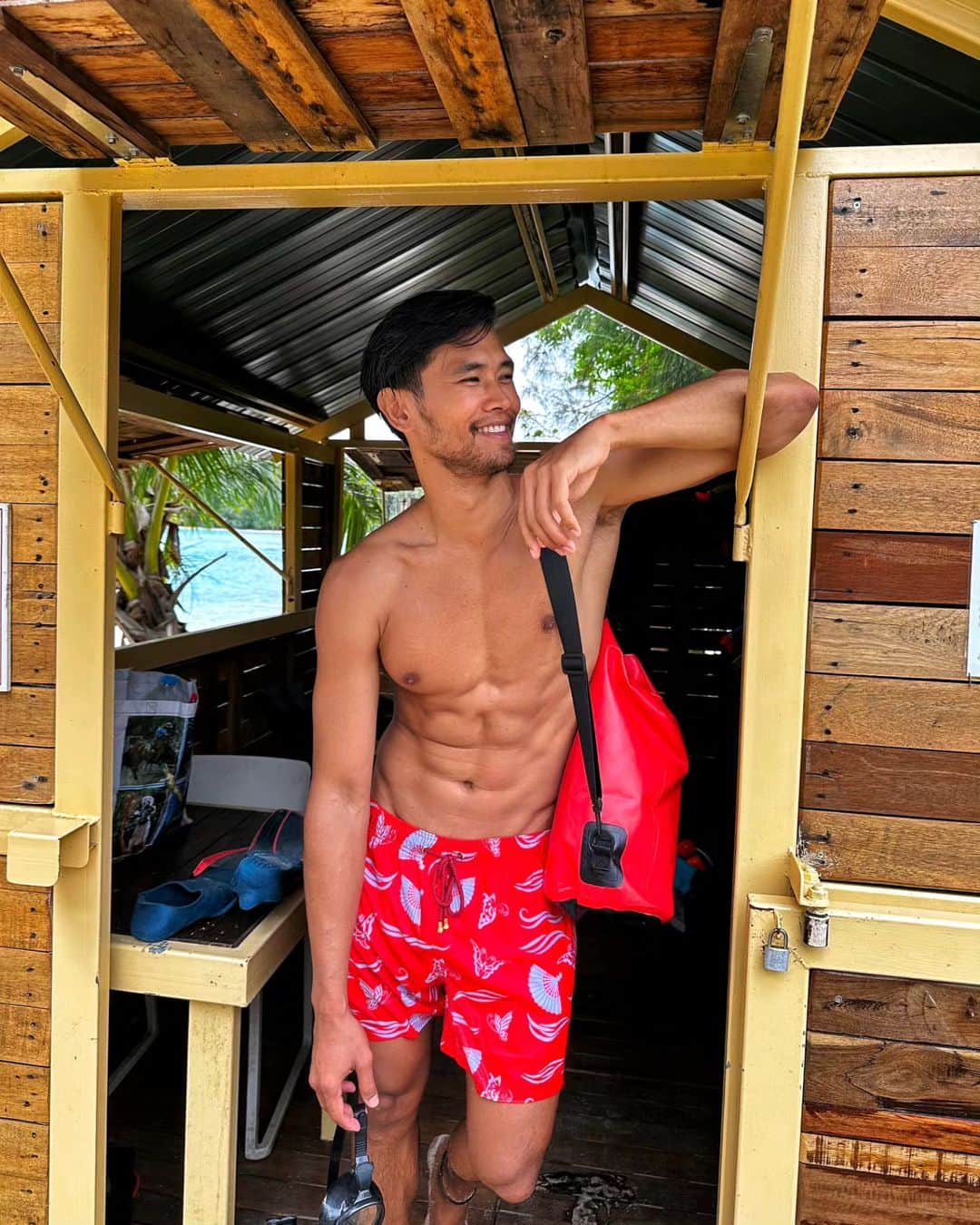 ティムのインスタグラム：「Saltwater therapy 🌊🦈🐚 . . . . #amazingmoorea #frenchpolynesia #moorea #summerhappiness #homesweethome #beachlook #swimwear #menstyle #dive」