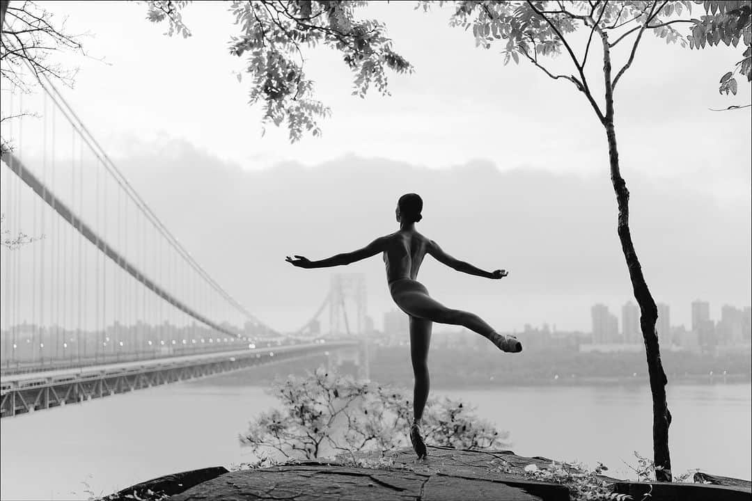 ballerina projectさんのインスタグラム写真 - (ballerina projectInstagram)「𝐒𝐲𝐝𝐧𝐞𝐲 𝐃𝐨𝐥𝐚𝐧 and the George Washington Bridge.   @sydney.dolan #sydneydolan #ballerinaproject #georgewashingtonbridge #newyorkcity #newjersey #hudsonriver @wolford #wolford #hosiery   Ballerina Project 𝗹𝗮𝗿𝗴𝗲 𝗳𝗼𝗿𝗺𝗮𝘁 𝗹𝗶𝗺𝗶𝘁𝗲𝗱 𝗲𝗱𝘁𝗶𝗼𝗻 𝗽𝗿𝗶𝗻𝘁𝘀 and 𝗜𝗻𝘀𝘁𝗮𝘅 𝗰𝗼𝗹𝗹𝗲𝗰𝘁𝗶𝗼𝗻𝘀 on sale in our Etsy store. Link is located in our bio.  𝙎𝙪𝙗𝙨𝙘𝙧𝙞𝙗𝙚 to the 𝐁𝐚𝐥𝐥𝐞𝐫𝐢𝐧𝐚 𝐏𝐫𝐨𝐣𝐞𝐜𝐭 on Instagram to have access to exclusive and never seen before content. 🩰」9月12日 22時30分 - ballerinaproject_