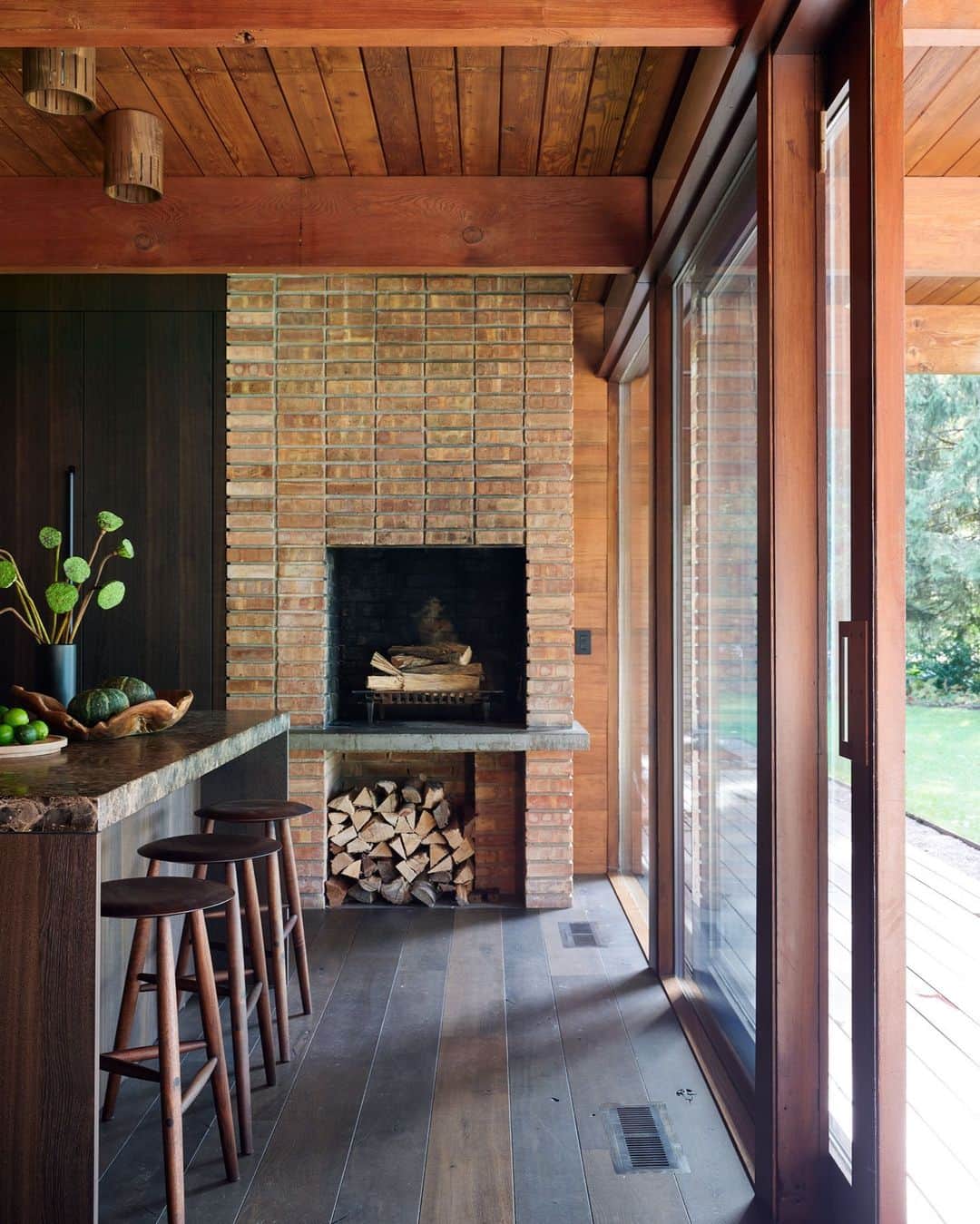 のインスタグラム：「This iconic midcentury time capsule, first designed by Winston Elting in 1956, has been meticulously preserved and updated in all the right places—albeit with a fun twist. “I wasn’t looking to create a period piece,” explains Chicago-area architect Celeste Robbins (@robbinsarchitecture), who curated an interesting mix of custom, current, and mid-20th-century European pieces with pops of a dusty rose hue. “I love furniture with a history, but I also wanted the home to feel fresh and have a nice balance.” Here, a brick fireplace makes the cooking space feel like “an elegant extension of the living spaces,” Robbins says.   Click the link in our bio to see inside this midcentury gem. Written by @alyssawbird. Photographed by @rogerdaviesphotography.」
