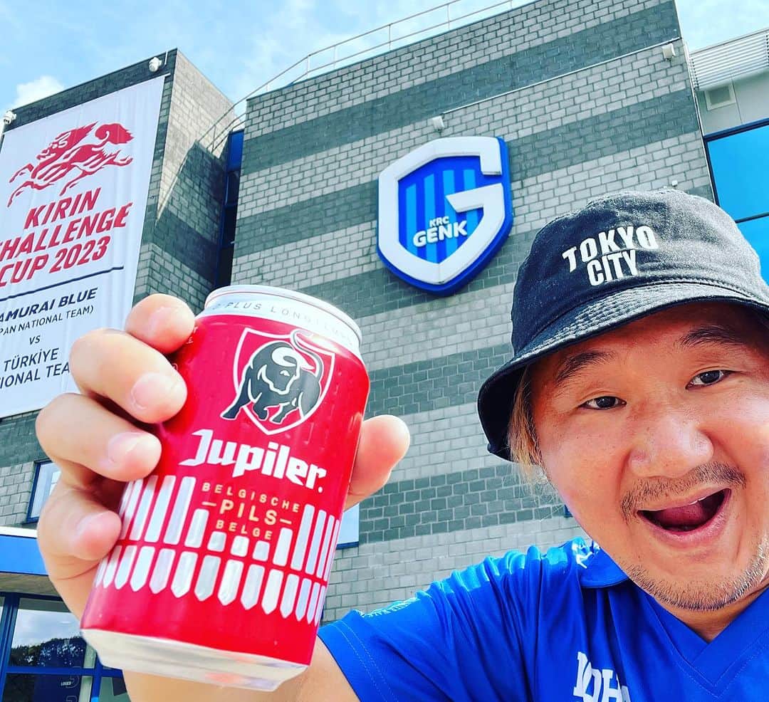 植田朝日のインスタグラム：「🇯🇵🇹🇷  無茶苦茶、熱い‼️  いや、試合もだけど気温ね。  やってる選手たちは相手と同じ条件だから置いといて、スタンドにいる日本人会の子たちの熱射病とかが心配なレベルだよ。。。  先生たち大変そう。  そんな中でも、、、 バモ ニッポン🇯🇵  ※写真はイメージです。  #サッカー日本代表 #日本代表 #FooTravelleR #朝日旅 #サッカー旅 #トルコ戦」