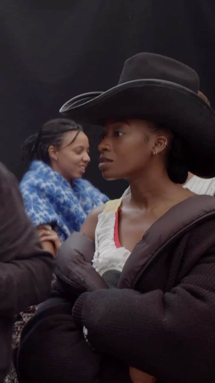 Dazed Magazineのインスタグラム：「#BetweenTakes with @littlesimz 💘 From the film she never gets bored of to the fictional character she most identifies with, find out more about our autumn 2023 #BEYONDBORDERS cover star in a round of quickfire questions on set for her shoot.⁠ ⁠ Tap the link in bio to explore more from the star’s cover story 🔗⁠ ⁠ Photography @jamie_morgan_photographer⁠ Styling @mirko_p⁠ Hair and make-up @amirahhaliyah_⁠ Nails @michelleclassnails⁠ Movement Director @manuloca_⁠ Production @theassociates_management⁠ ⁠ Text @jessebernard.wav⁠ ⁠ Editor-in-Chief @ibkamara⁠ Art Director @gareth_wrighton⁠ Editorial Director @kaci0n⁠ Fashion Director @imruh⁠ ⁠ ⁠Head of Social @hattirex ⁠ Deputy Head of Social @mariosmystidis ⁠ Video commissioner @legallyvanessa⁠ Videographer and editor @alicewholivesinapalace ⁠ ⁠ From the autumn 2023 #BEYONDBORDERS issue of #Dazed」